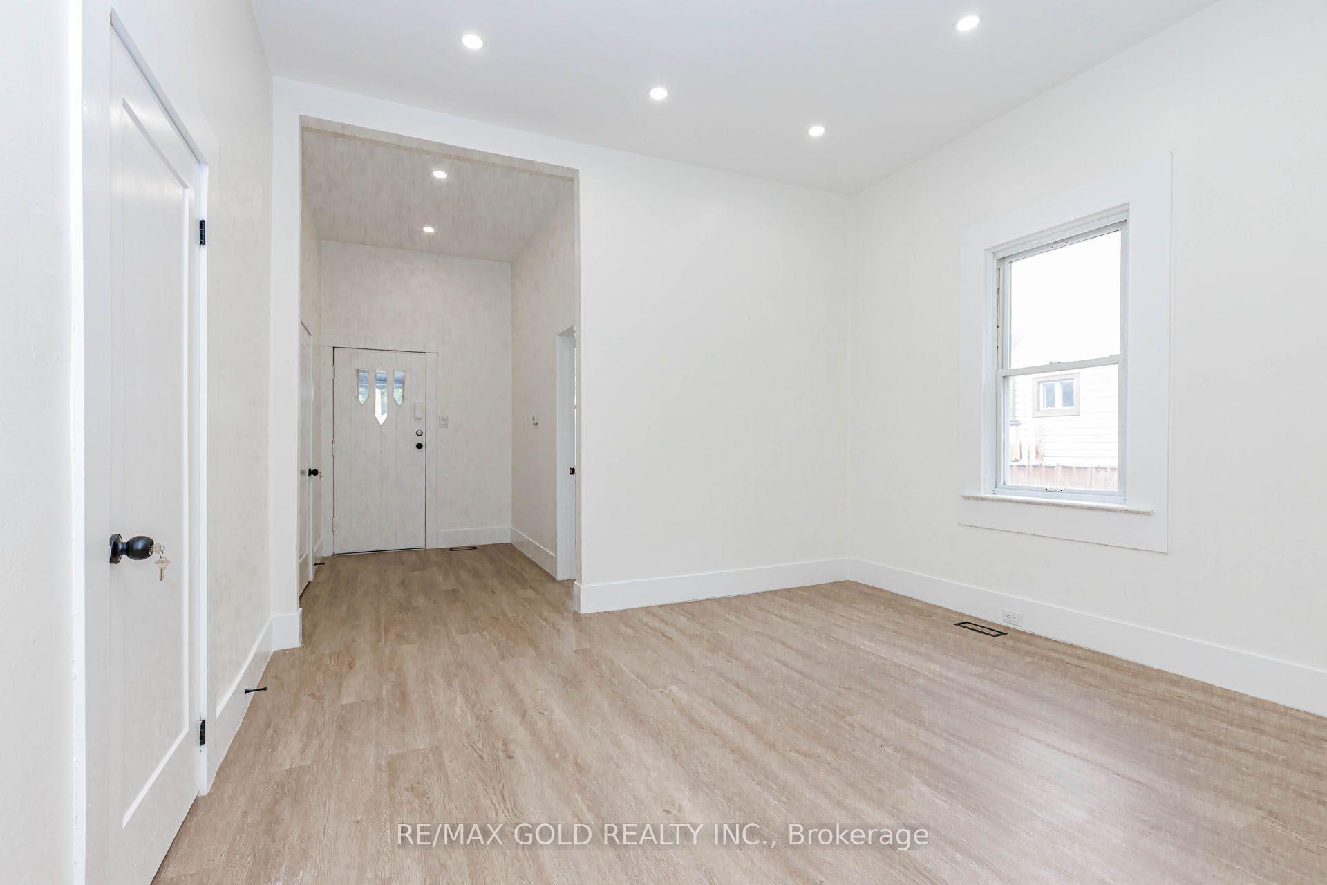 Photo 5 of 108 Norfolk Avenue, Cambridge, Elgin Park/Coronation — HOMEH