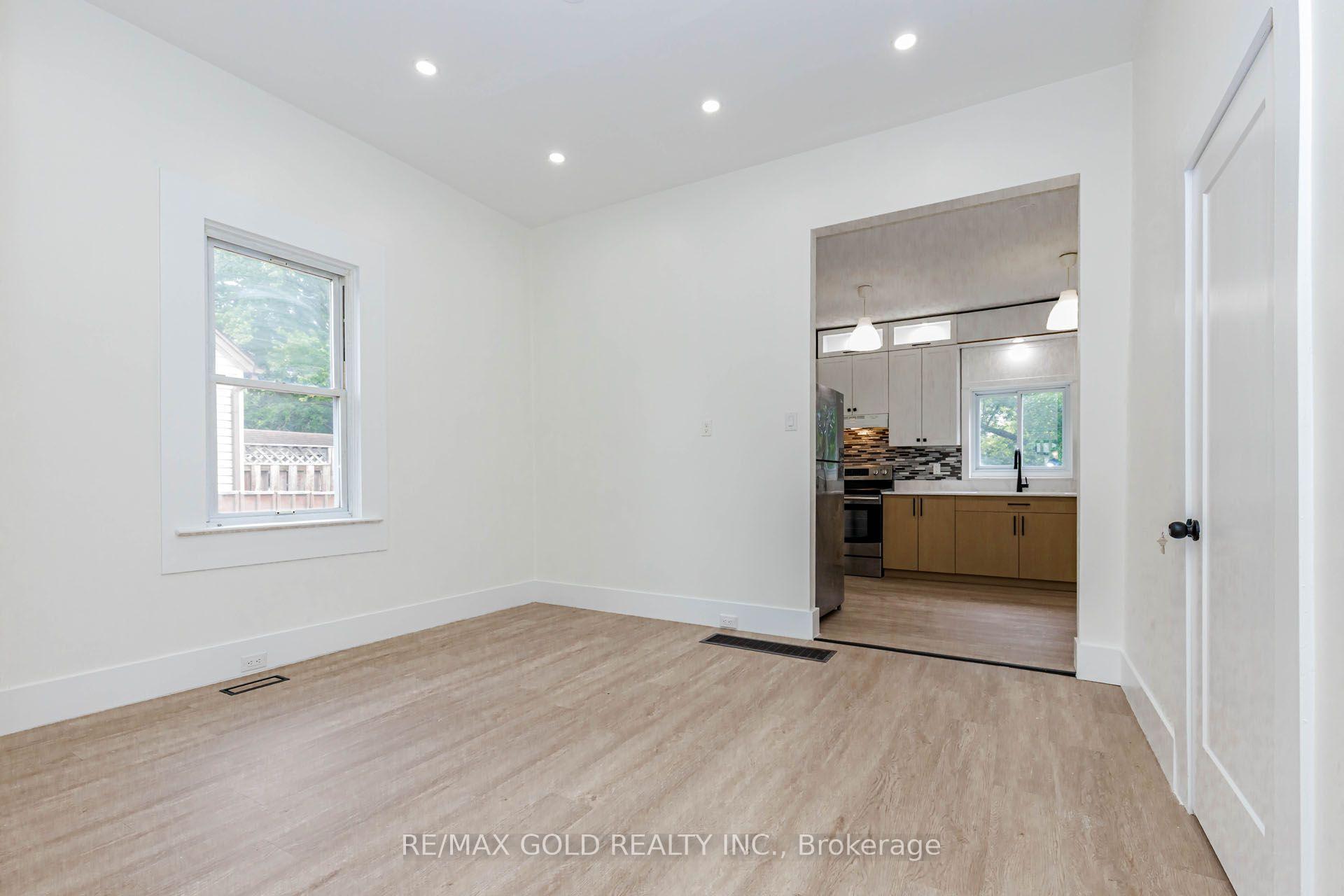 Photo 6 of 108 Norfolk Avenue, Cambridge, Elgin Park/Coronation — HOMEH