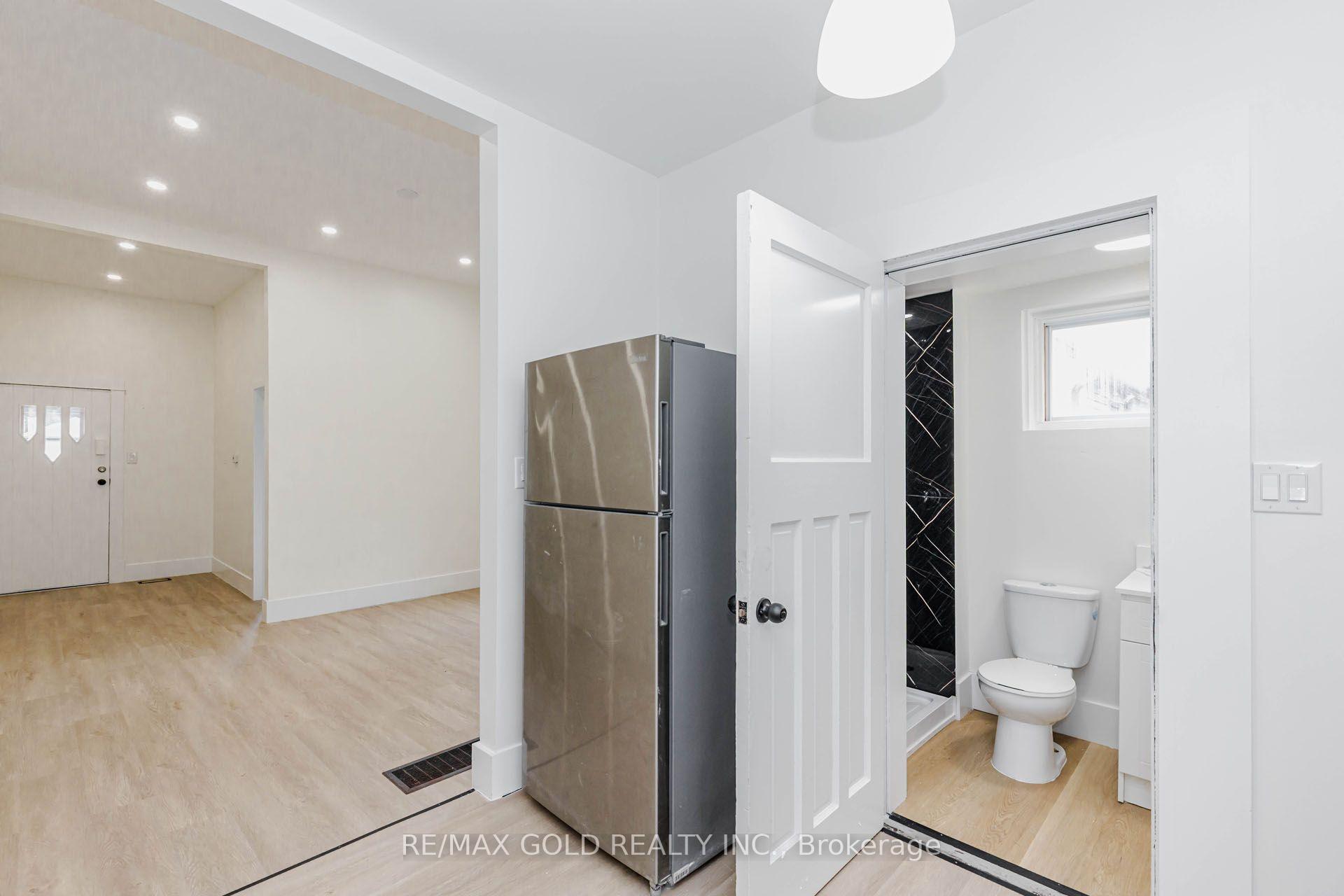 Photo 16 of 108 Norfolk Avenue, Cambridge, Elgin Park/Coronation — HOMEH