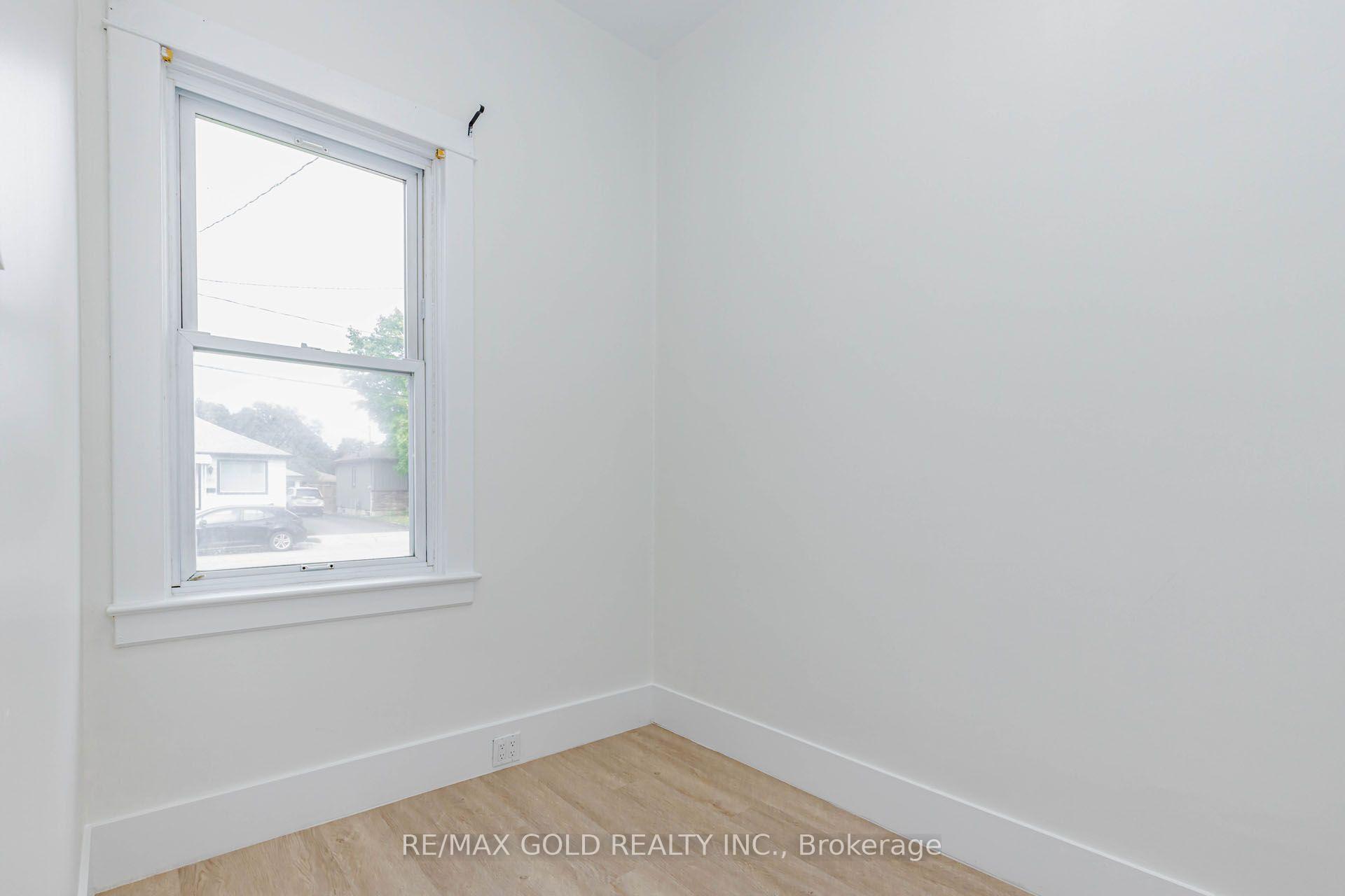 Photo 25 of 108 Norfolk Avenue, Cambridge, Elgin Park/Coronation — HOMEH