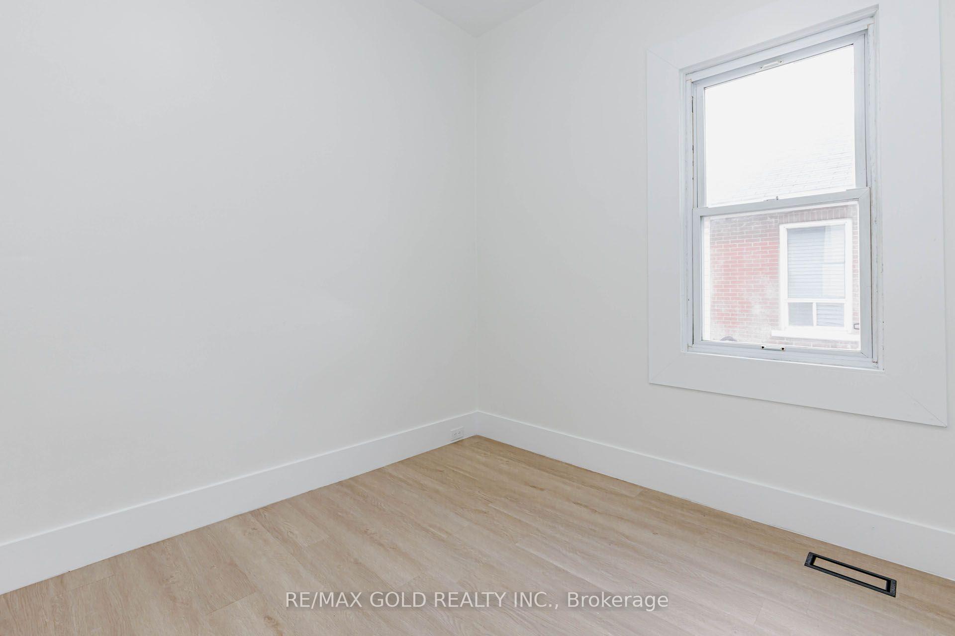 Photo 32 of 108 Norfolk Avenue, Cambridge, Elgin Park/Coronation — HOMEH
