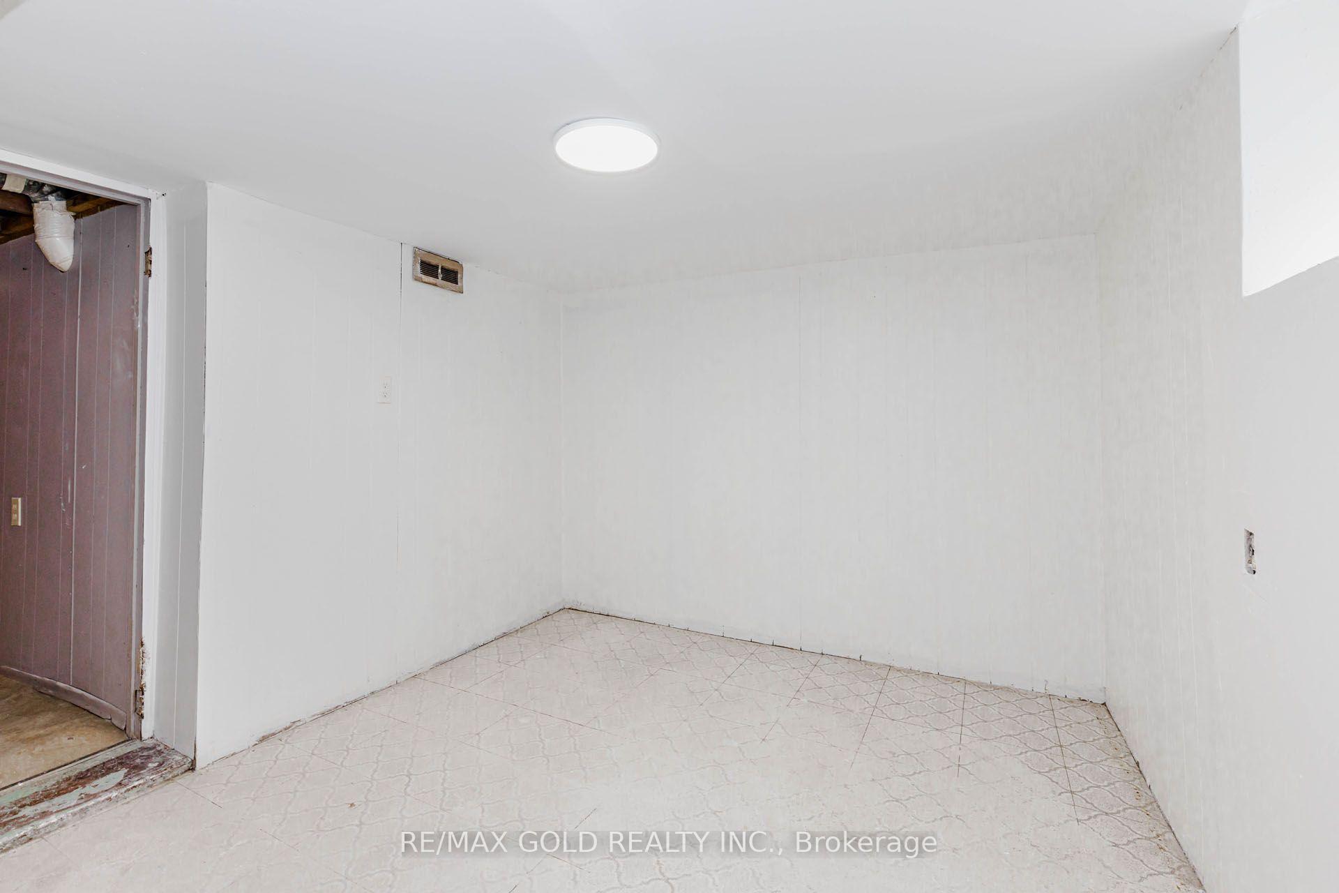 Photo 38 of 108 Norfolk Avenue, Cambridge, Elgin Park/Coronation — HOMEH