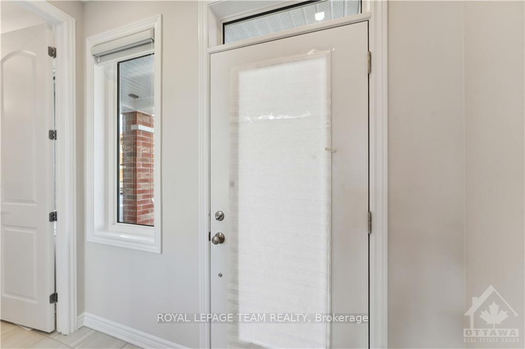 Photo 3 of 4118 Obsidian Street, Ottawa, Barrhaven - Half Moon Bay — HOMEH