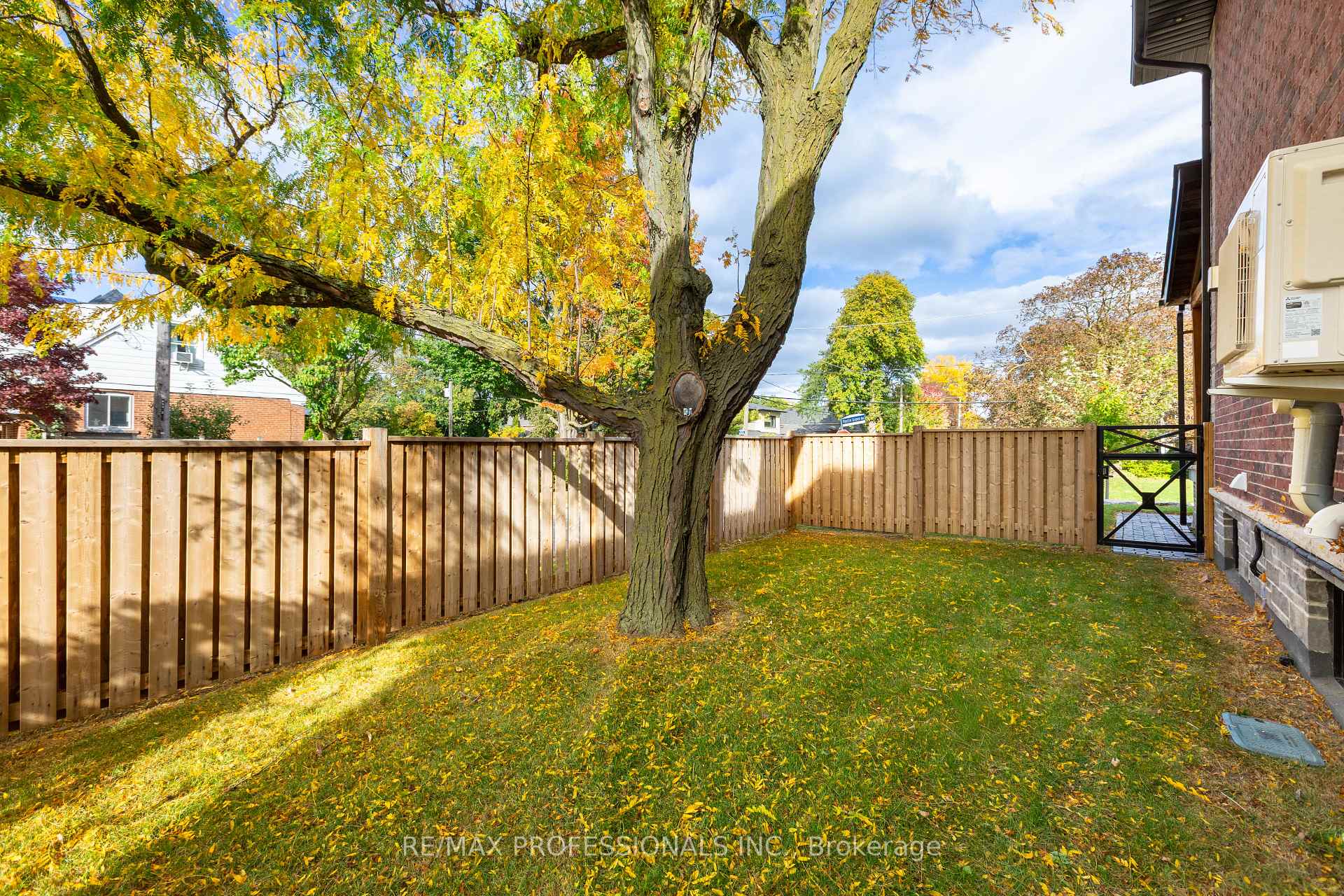 Photo 47 of 28 Martin Grove Road, Etobicoke, Islington-City Centre West — HOMEH