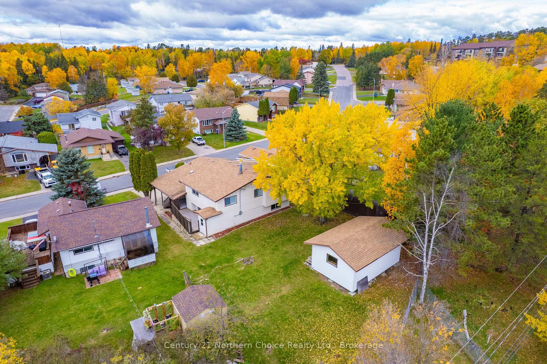 Photo 2 of 25 Cambrian Drive, Kenora, Amethyst — HOMEH