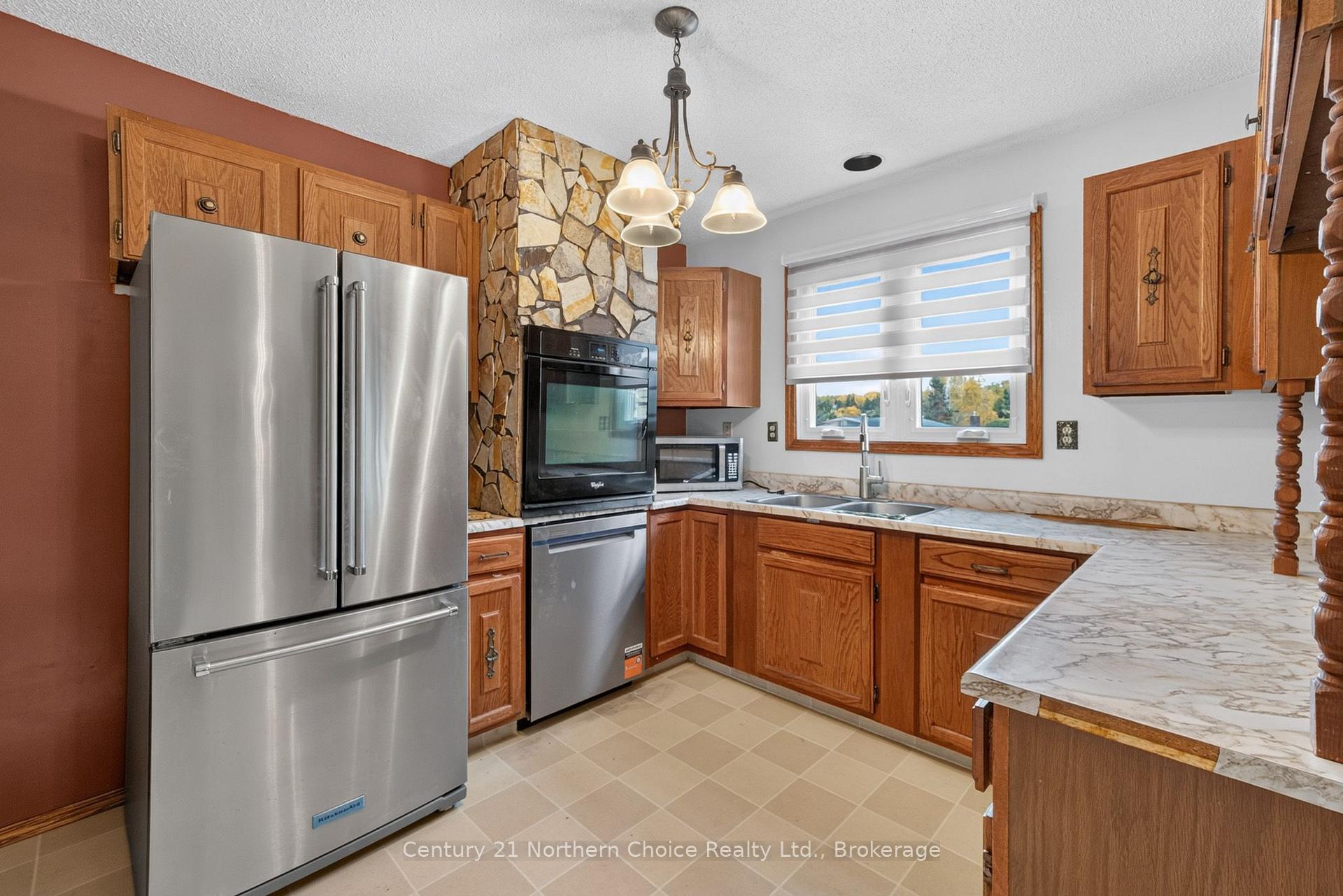 Photo 10 of 25 Cambrian Drive, Kenora, Amethyst — HOMEH