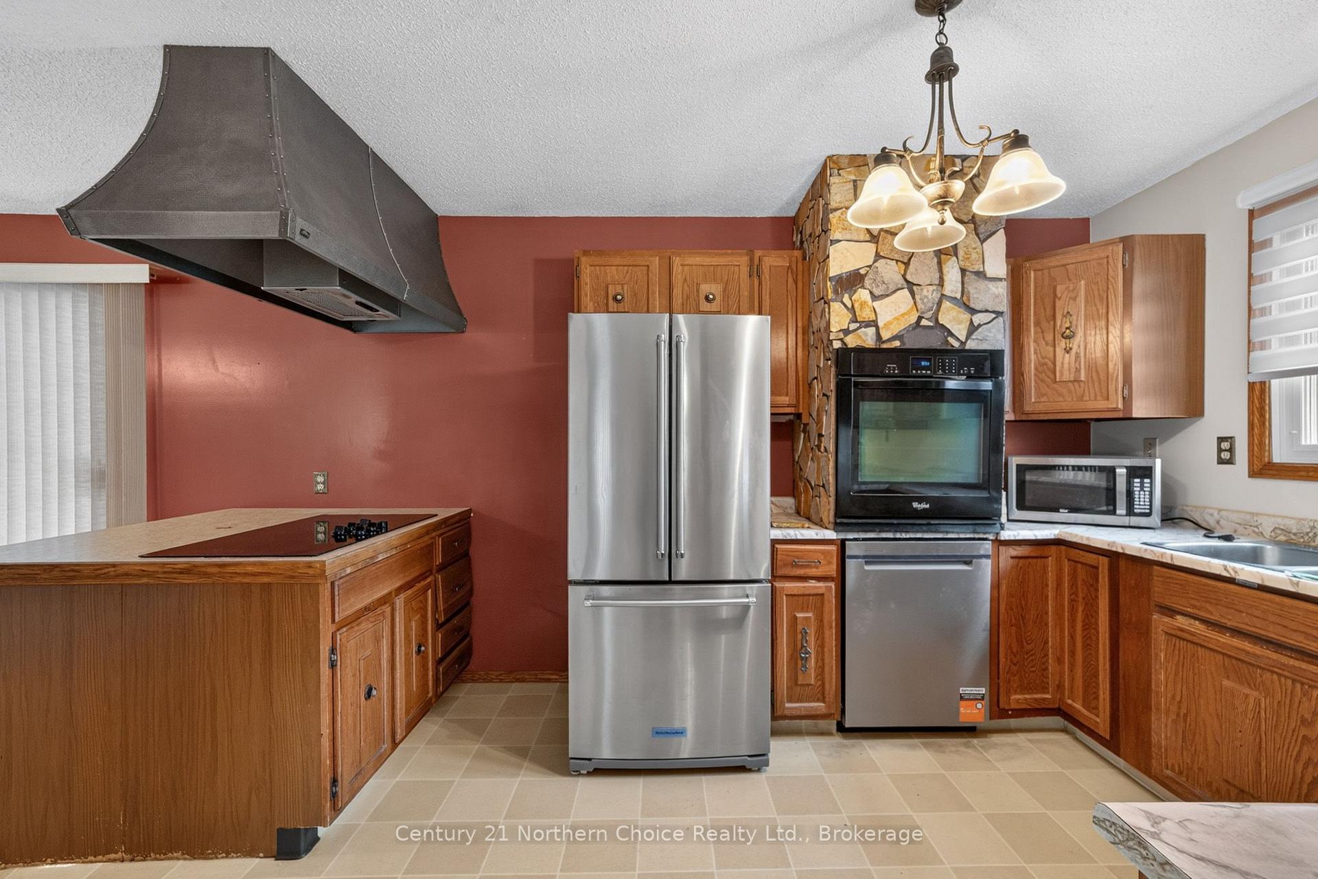 Photo 11 of 25 Cambrian Drive, Kenora, Amethyst — HOMEH
