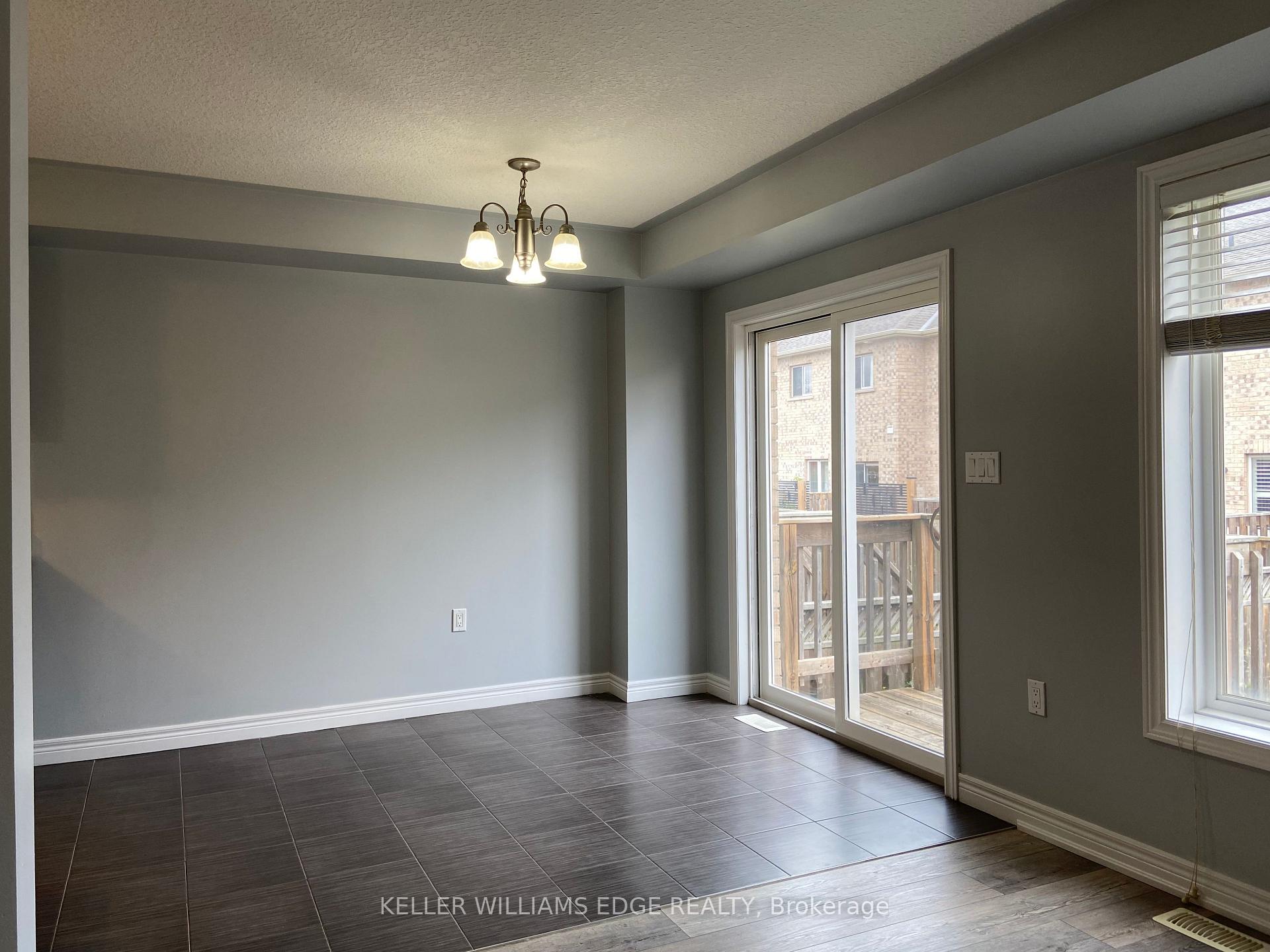 Photo 3 of 90 Bloom Crescent, Hamilton, Rural Glanbrook — HOMEH