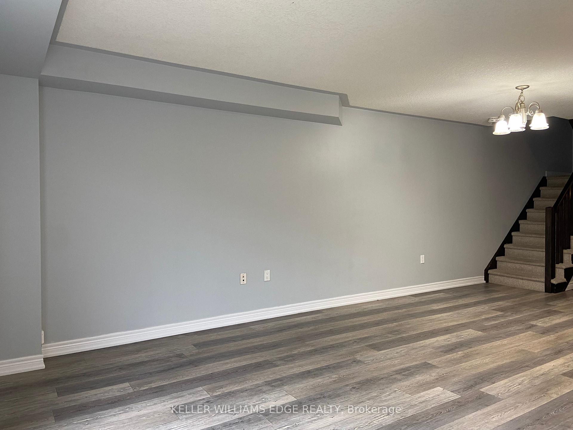 Photo 5 of 90 Bloom Crescent, Hamilton, Rural Glanbrook — HOMEH