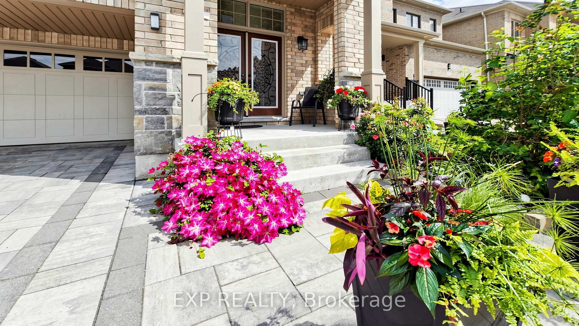 Photo 2 of 34 Buttonleaf Crescent, Whitchurch-Stouffville, Stouffville — HOMEH