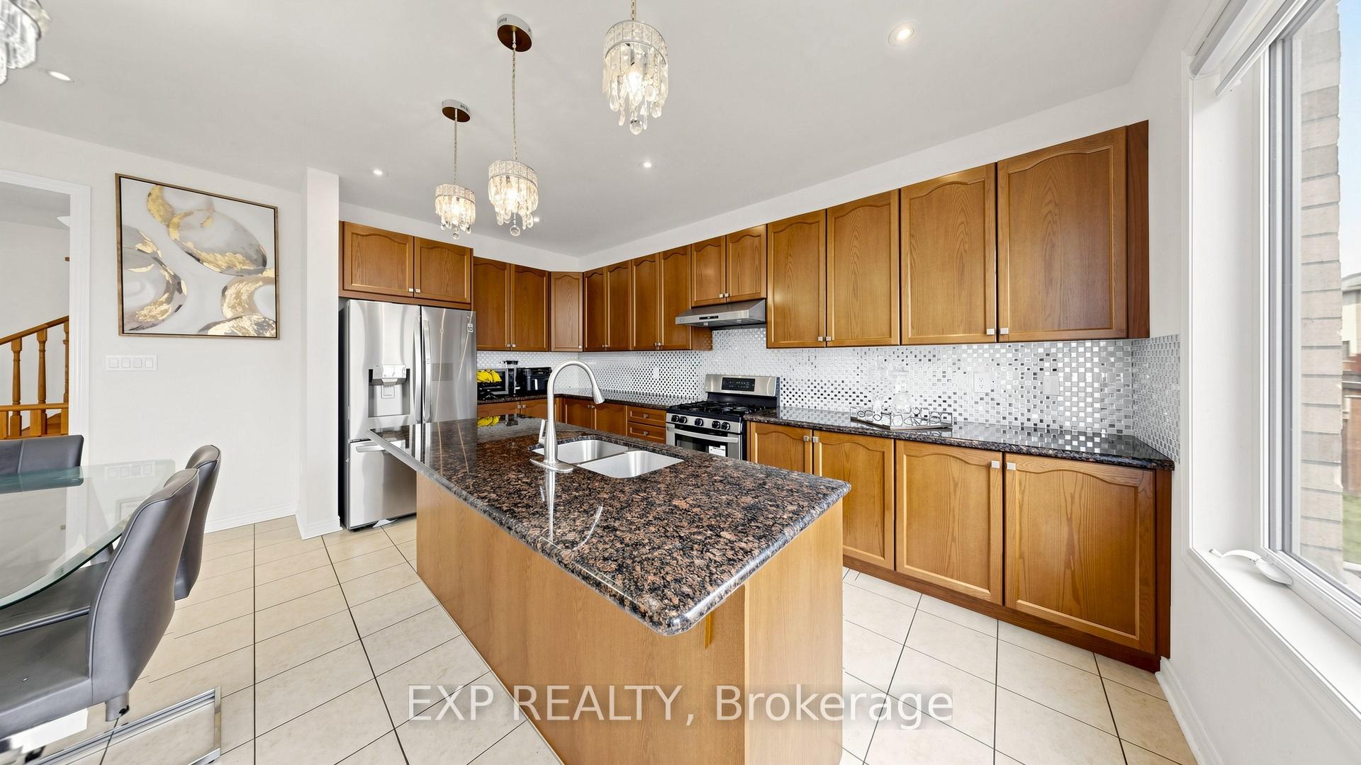 Photo 15 of 34 Buttonleaf Crescent, Whitchurch-Stouffville, Stouffville — HOMEH