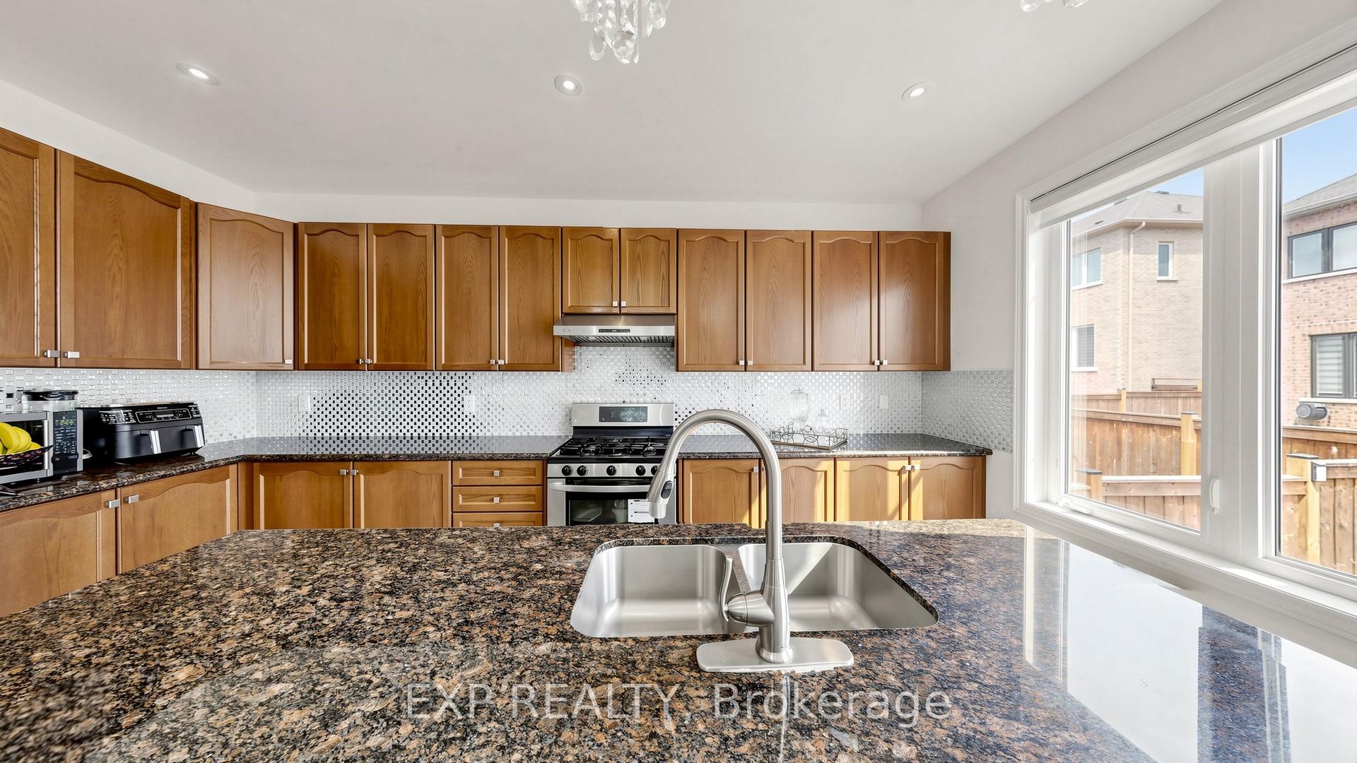 Photo 16 of 34 Buttonleaf Crescent, Whitchurch-Stouffville, Stouffville — HOMEH