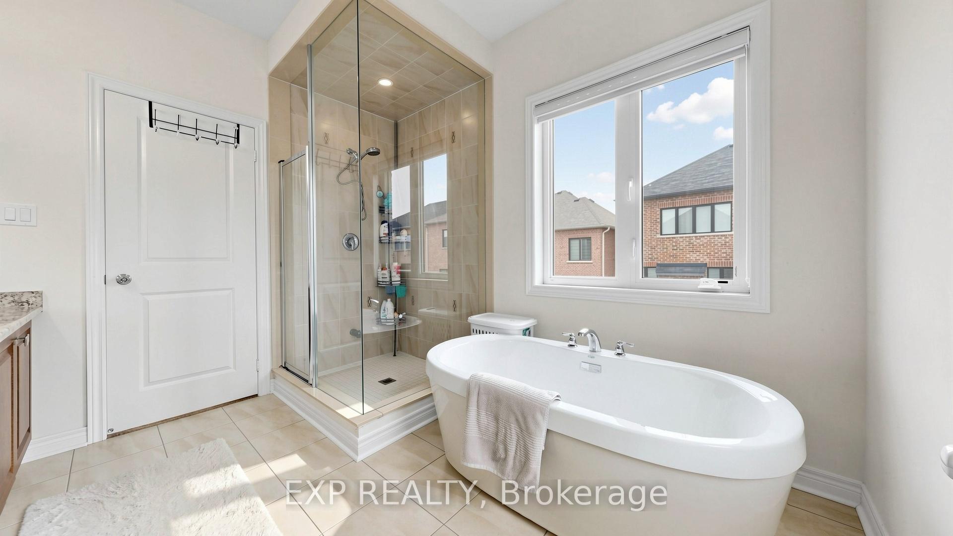 Photo 24 of 34 Buttonleaf Crescent, Whitchurch-Stouffville, Stouffville — HOMEH