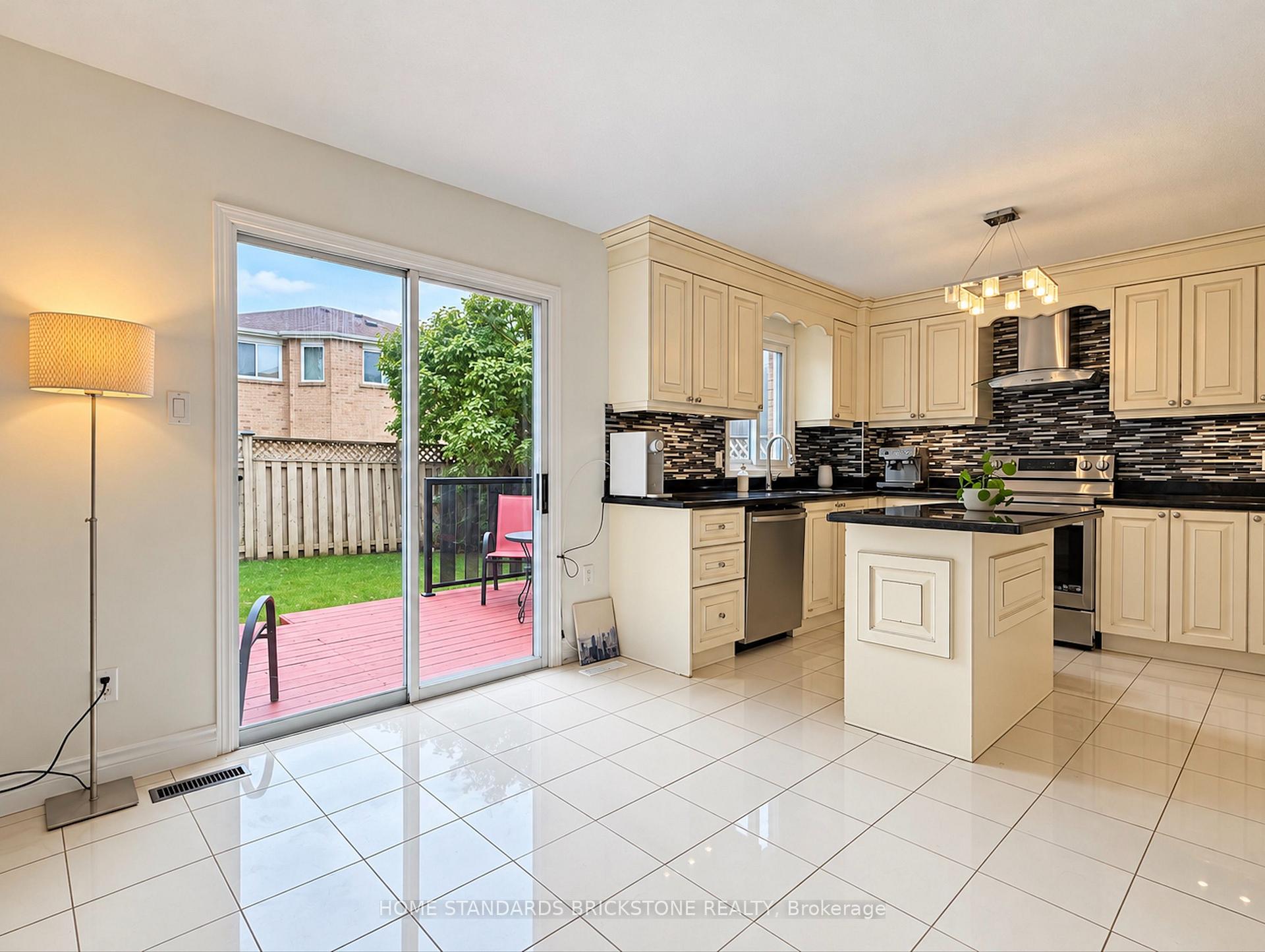 Photo 8 of 171 Brownridge Drive, Vaughan, Brownridge — HOMEH