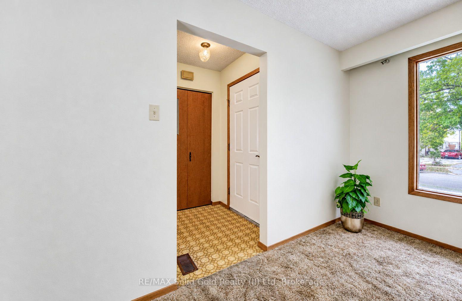 Photo 3 of 15 Uxbridge Crescent, Kitchener, Country Hills West — HOMEH