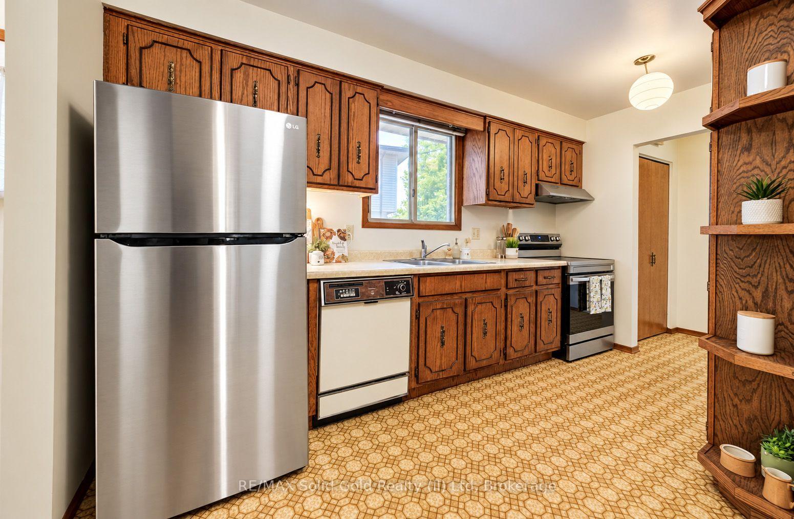 Photo 9 of 15 Uxbridge Crescent, Kitchener, Country Hills West — HOMEH