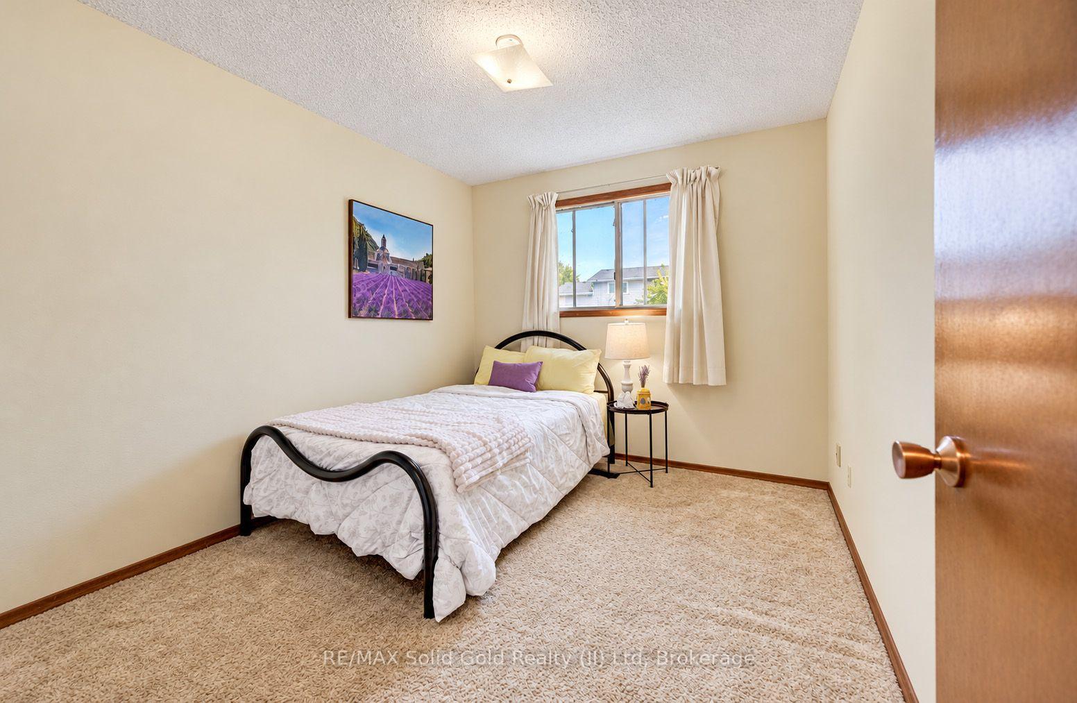 Photo 13 of 15 Uxbridge Crescent, Kitchener, Country Hills West — HOMEH