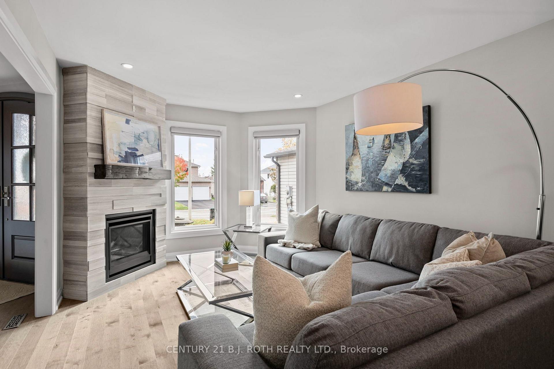 Photo 5 of 61 Orwell Crescent, Barrie, Letitia Heights — HOMEH