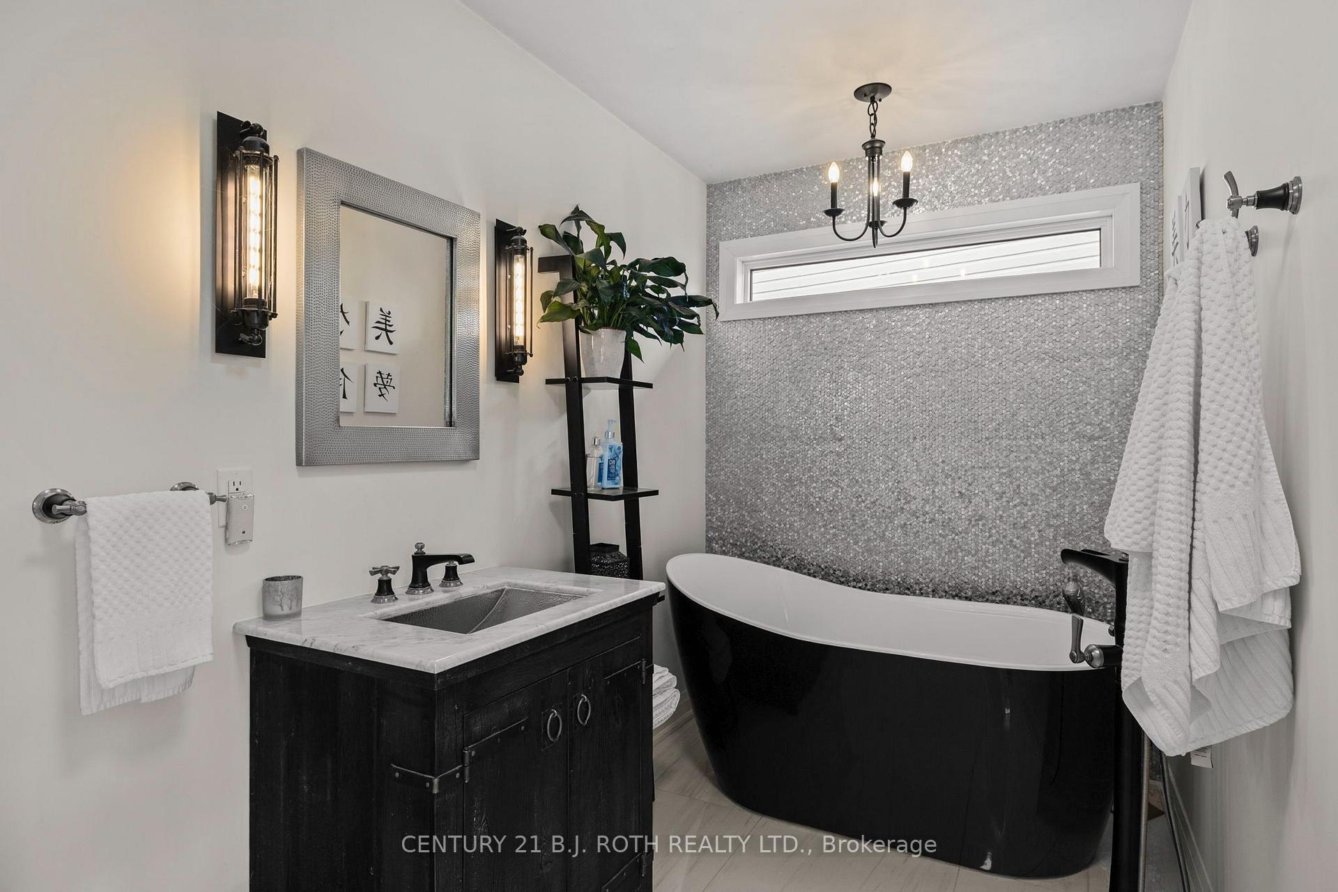 Photo 20 of 61 Orwell Crescent, Barrie, Letitia Heights — HOMEH