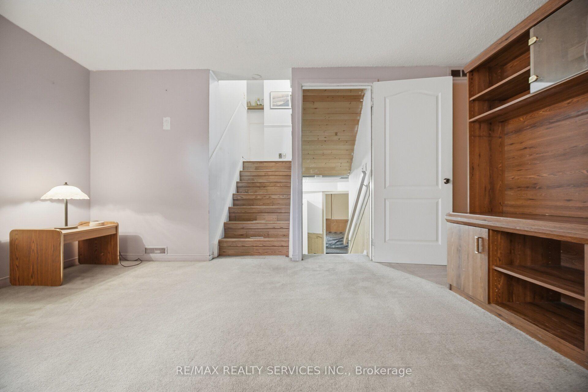 Photo 38 of 66 Hockley Path, Brampton, Madoc — HOMEH