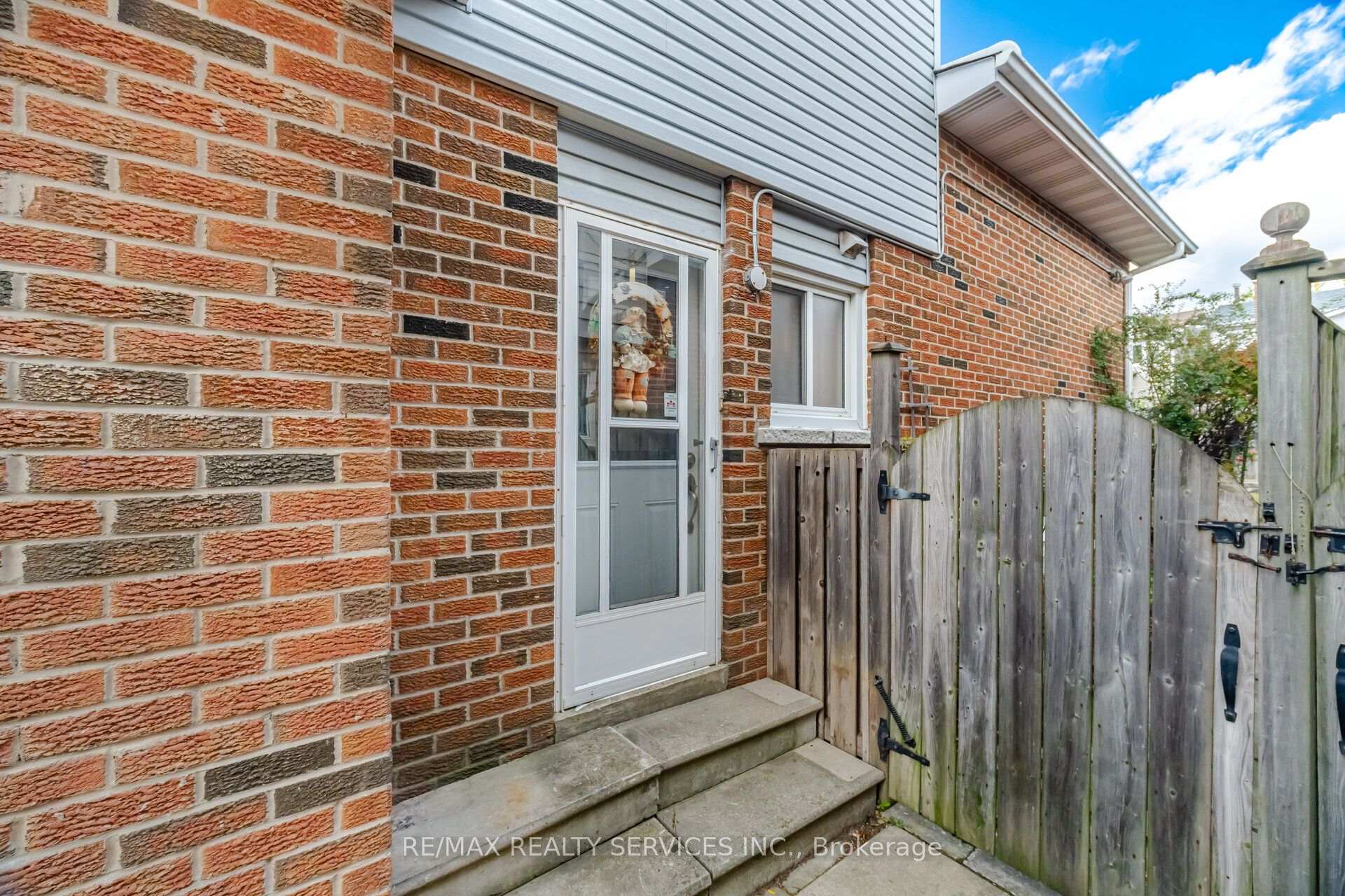 Photo 44 of 66 Hockley Path, Brampton, Madoc — HOMEH