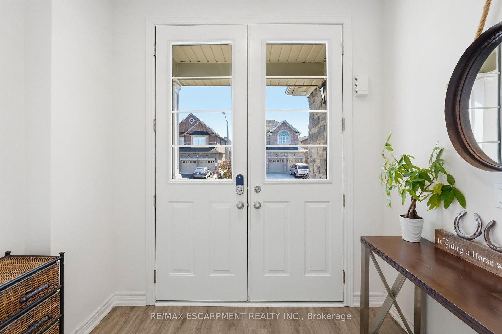 Photo 3 of 193 Whittington Drive, Hamilton, Ancaster — HOMEH