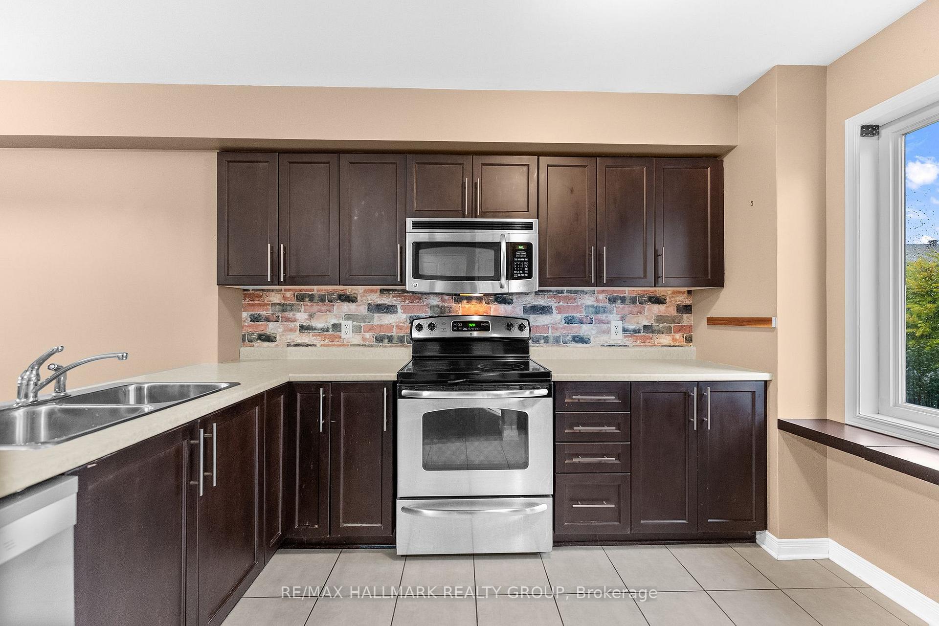 Photo 17 of 584 Simran Private, Ottawa, Barrhaven - Cedargrove/Fraserdale — HOMEH