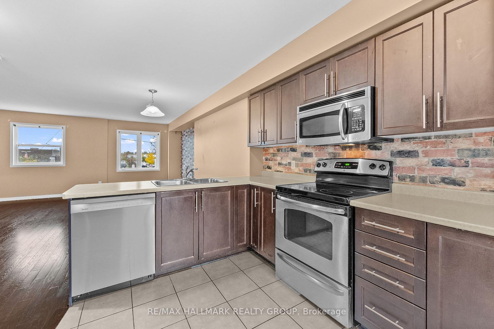 Photo 18 of 584 Simran Private, Ottawa, Barrhaven - Cedargrove/Fraserdale — HOMEH