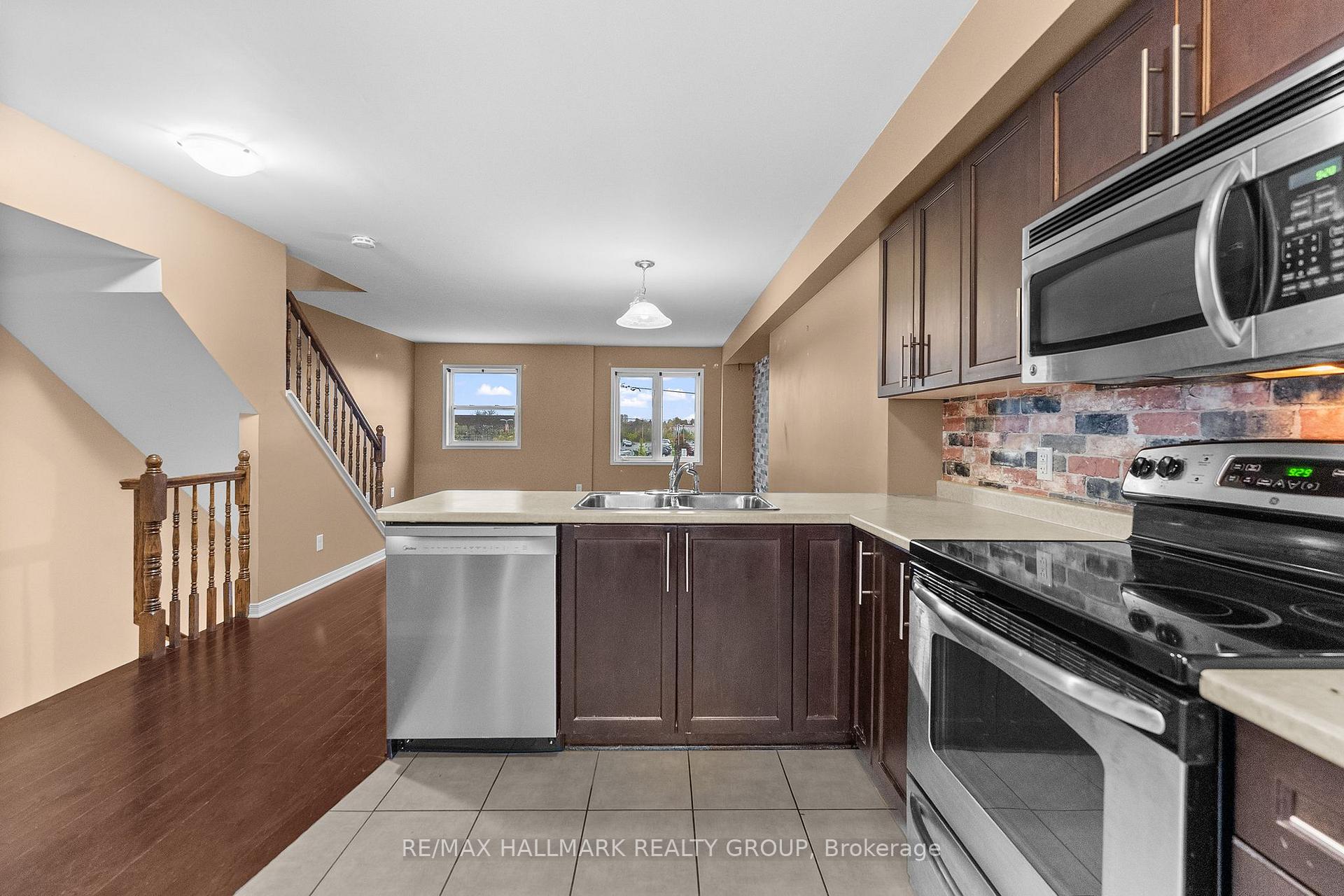Photo 19 of 584 Simran Private, Ottawa, Barrhaven - Cedargrove/Fraserdale — HOMEH