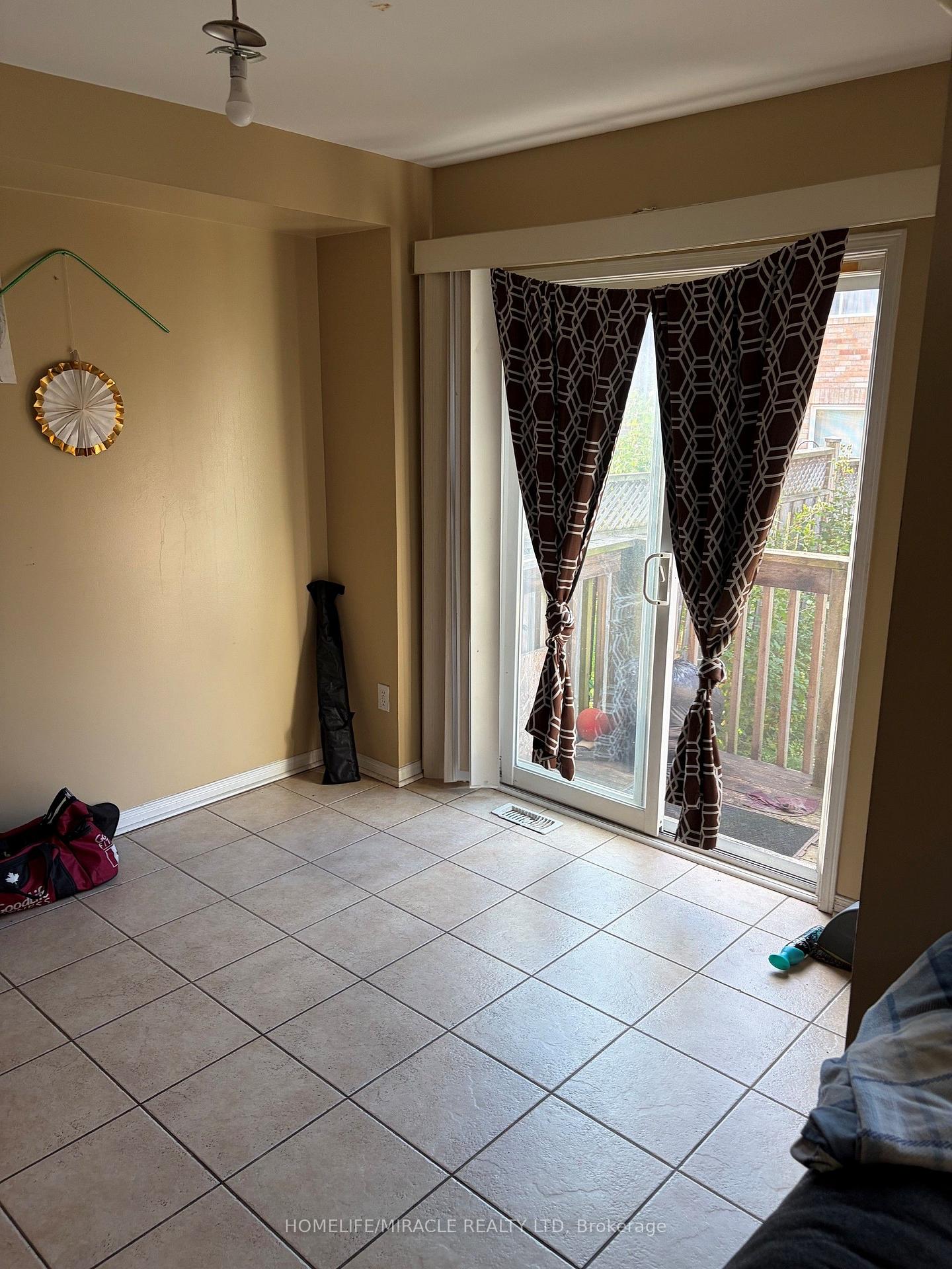 Photo 5 of 40 Crannyfield Drive, Brampton, Fletcher's Meadow — HOMEH