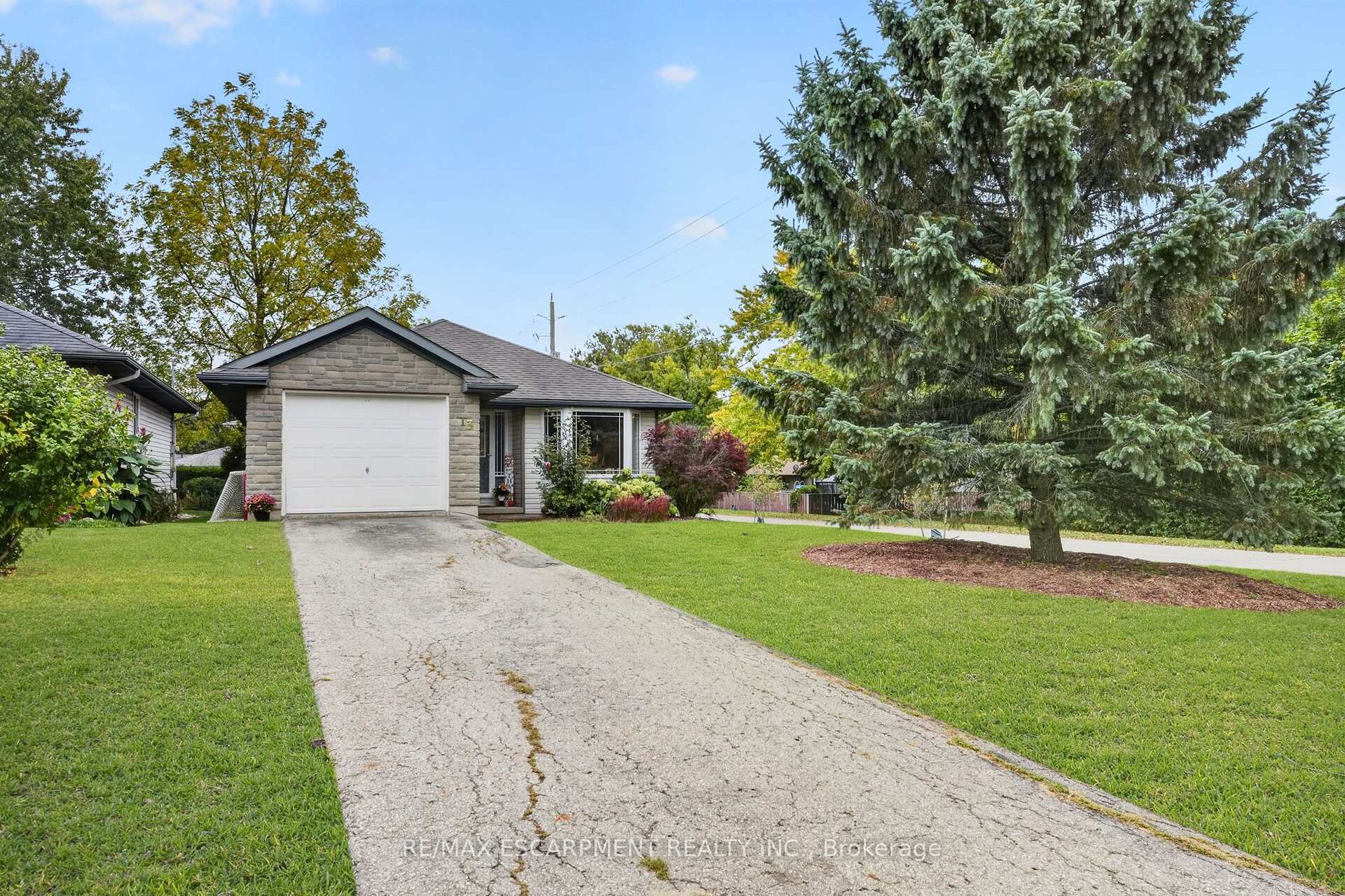 Photo 2 of 13 Barton Street, Haldimand — HOMEH