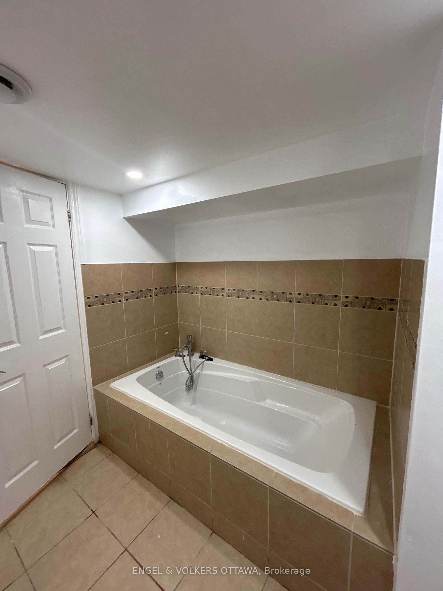 Photo 6 of Unit 2, 704 Ellen Avenue, Ottawa, Elmvale Acres — HOMEH