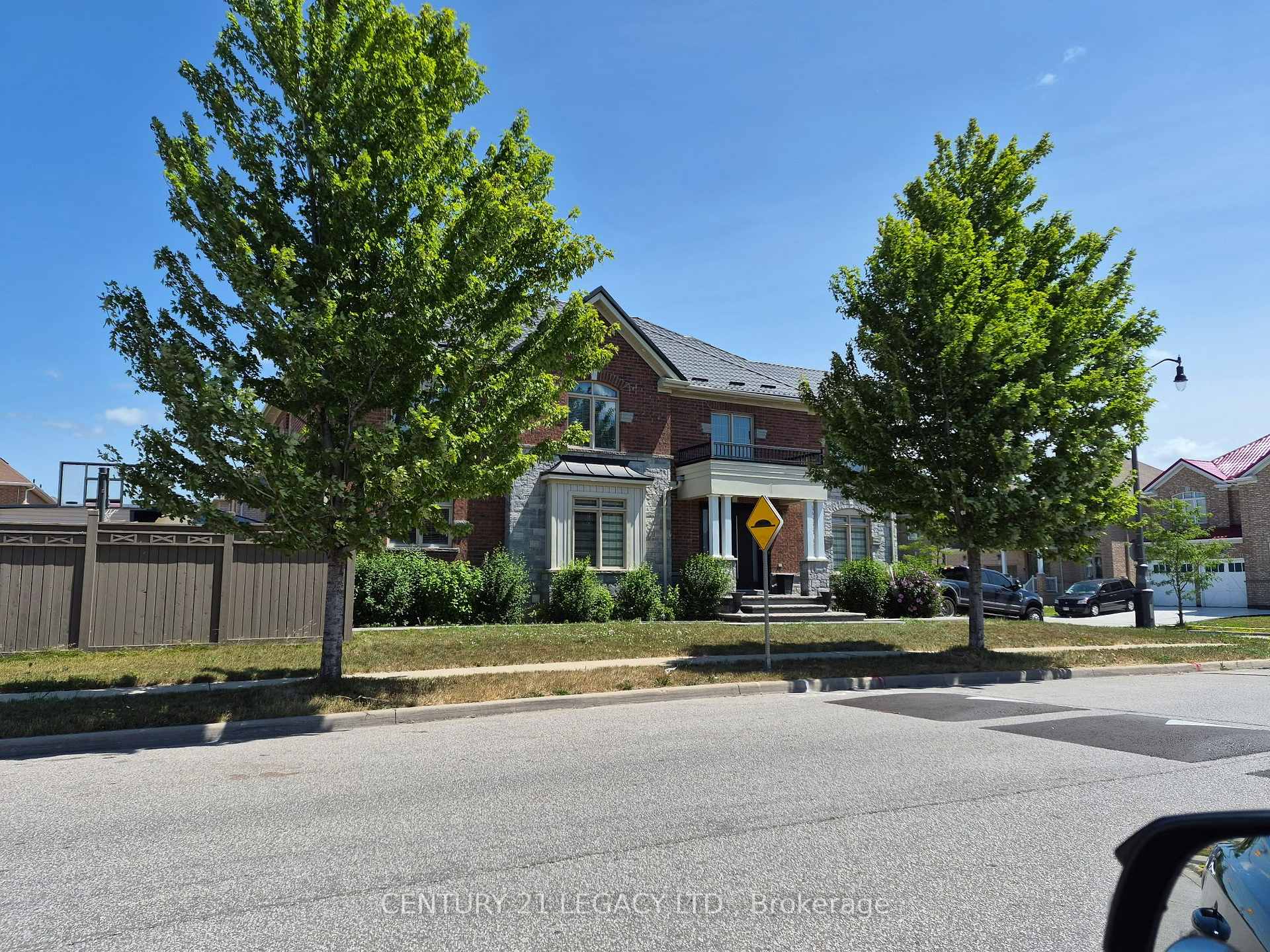 Photo 4 of 11 Drummondville Drive, Brampton, Bram East — HOMEH