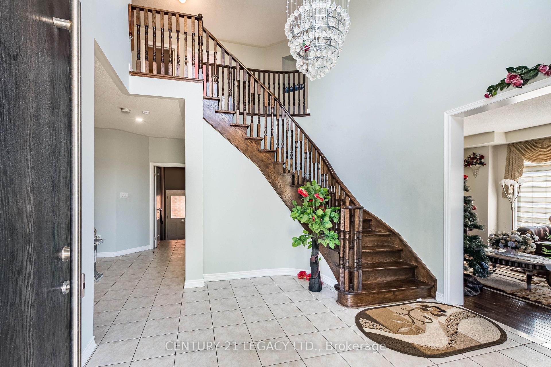 Photo 5 of 11 Drummondville Drive, Brampton, Bram East — HOMEH