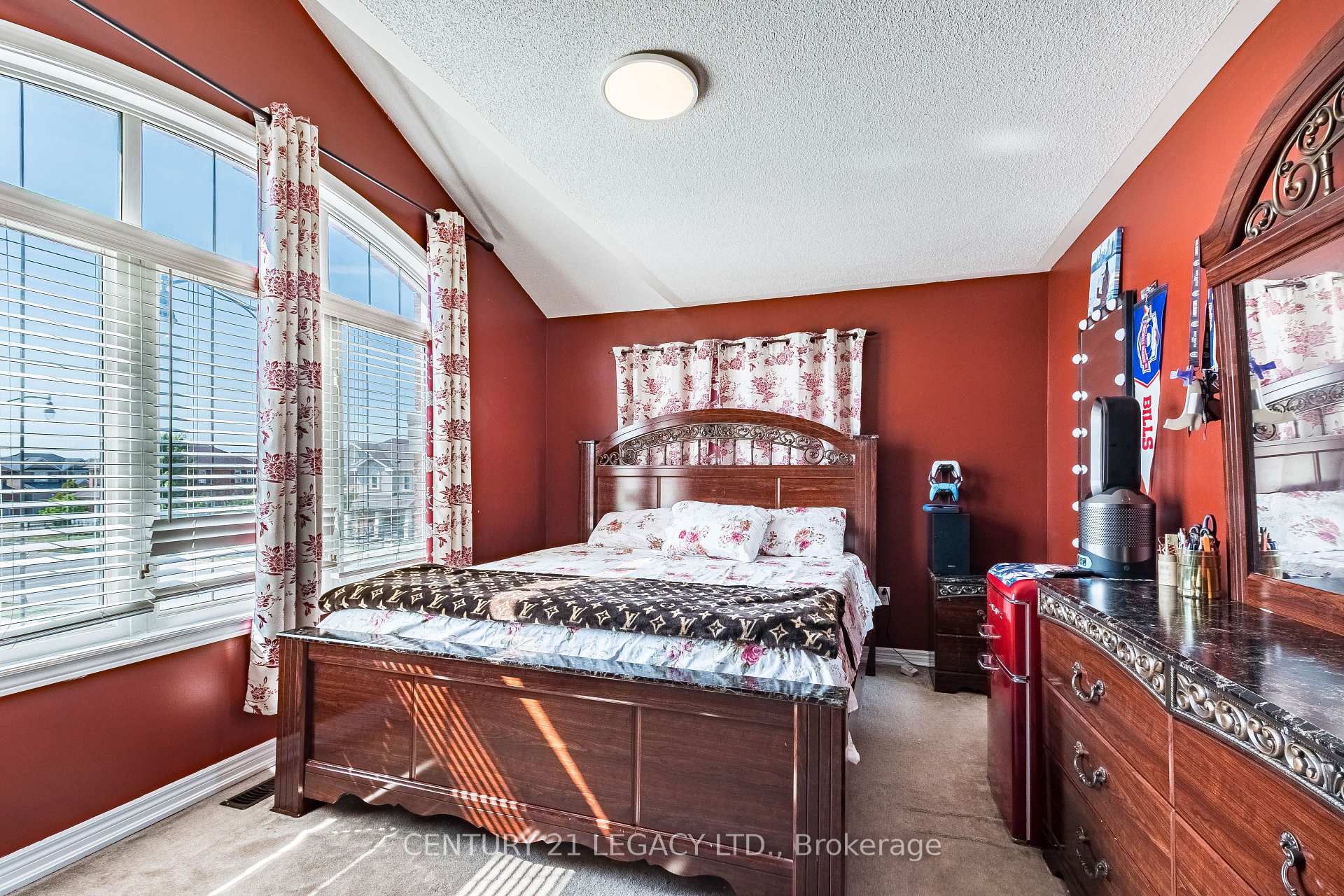 Photo 13 of 11 Drummondville Drive, Brampton, Bram East — HOMEH