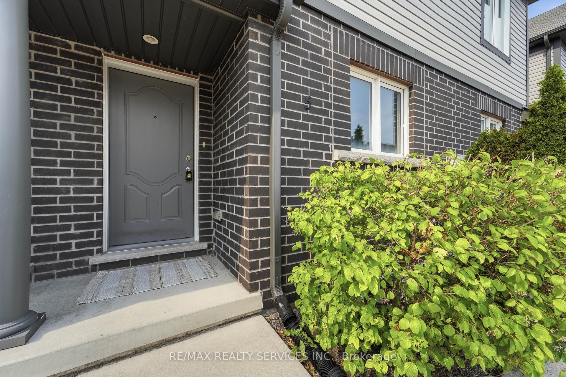Photo 2 of 7768 Ascot Circle, Niagara Falls, Ascot — HOMEH