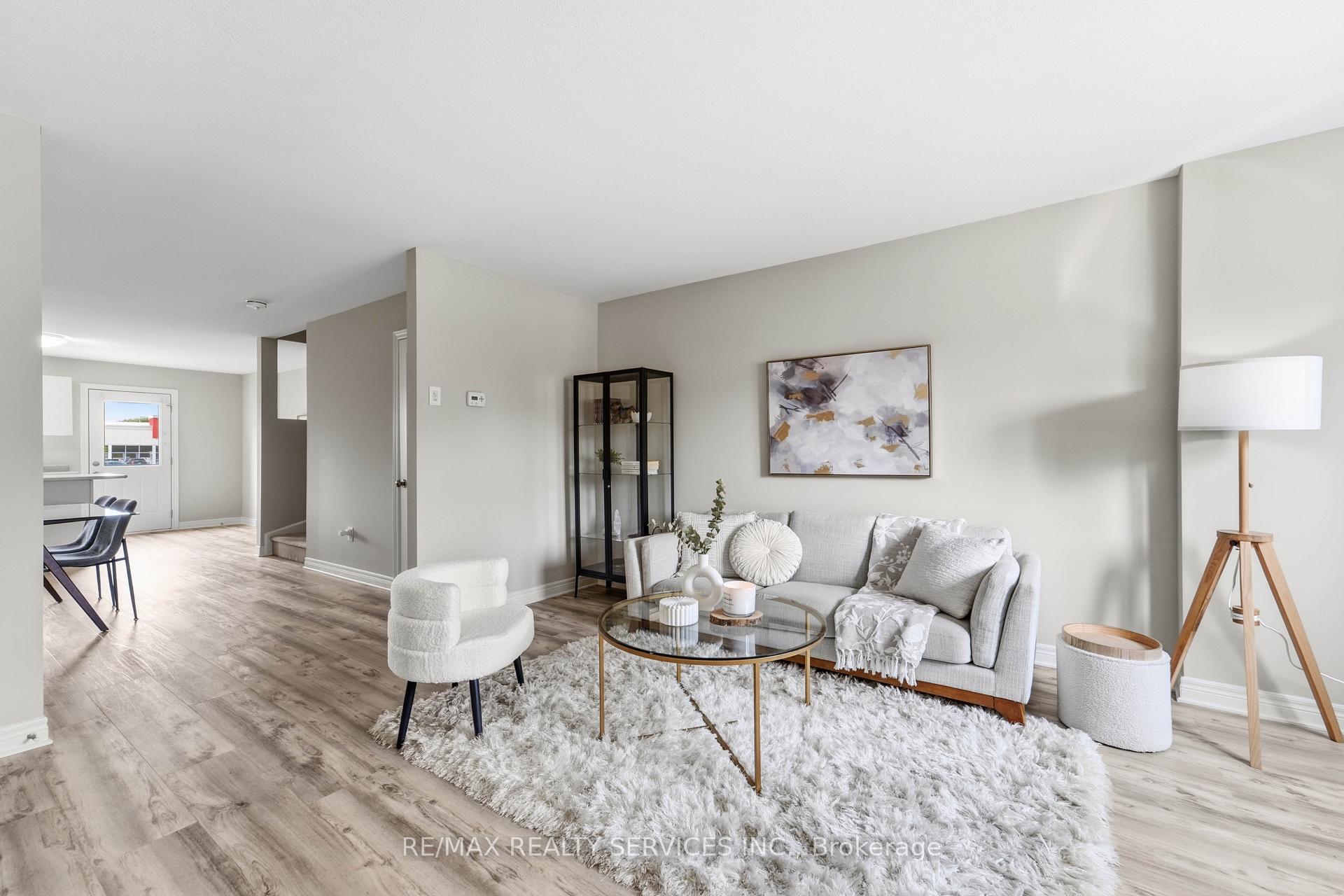 Photo 3 of 7768 Ascot Circle, Niagara Falls, Ascot — HOMEH