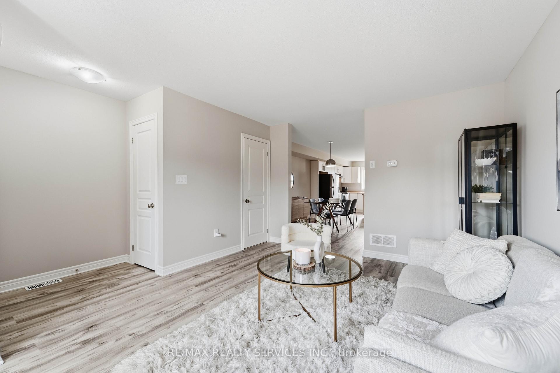 Photo 4 of 7768 Ascot Circle, Niagara Falls, Ascot — HOMEH