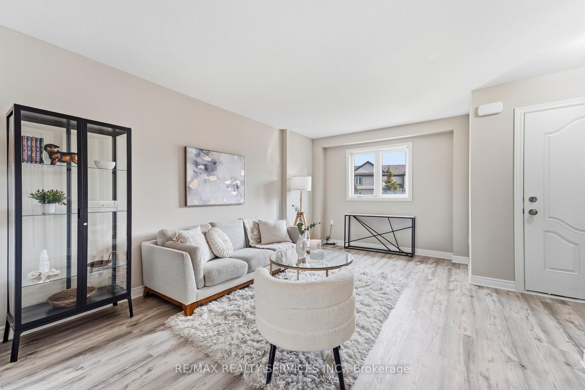 Photo 5 of 7768 Ascot Circle, Niagara Falls, Ascot — HOMEH