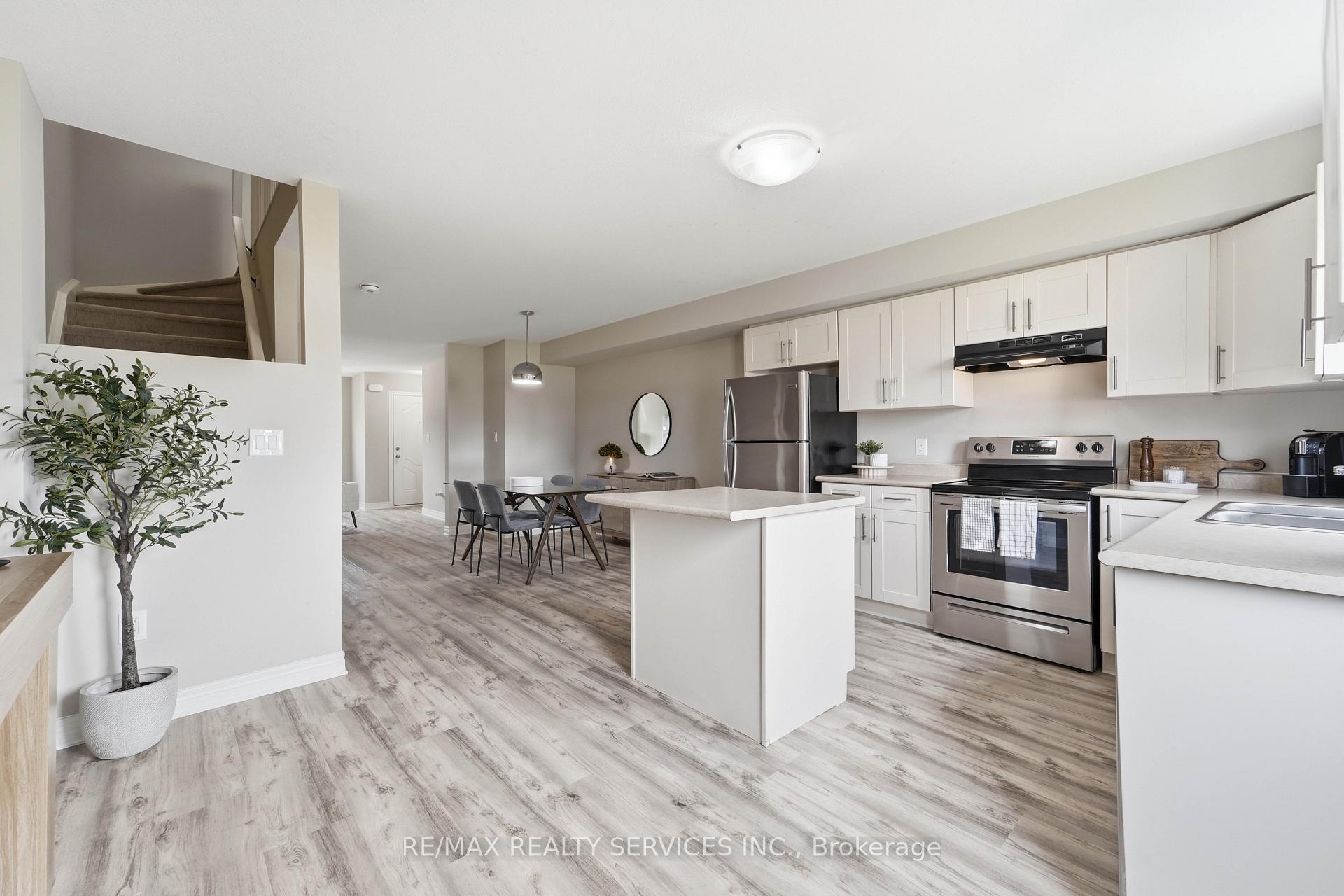 Photo 9 of 7768 Ascot Circle, Niagara Falls, Ascot — HOMEH