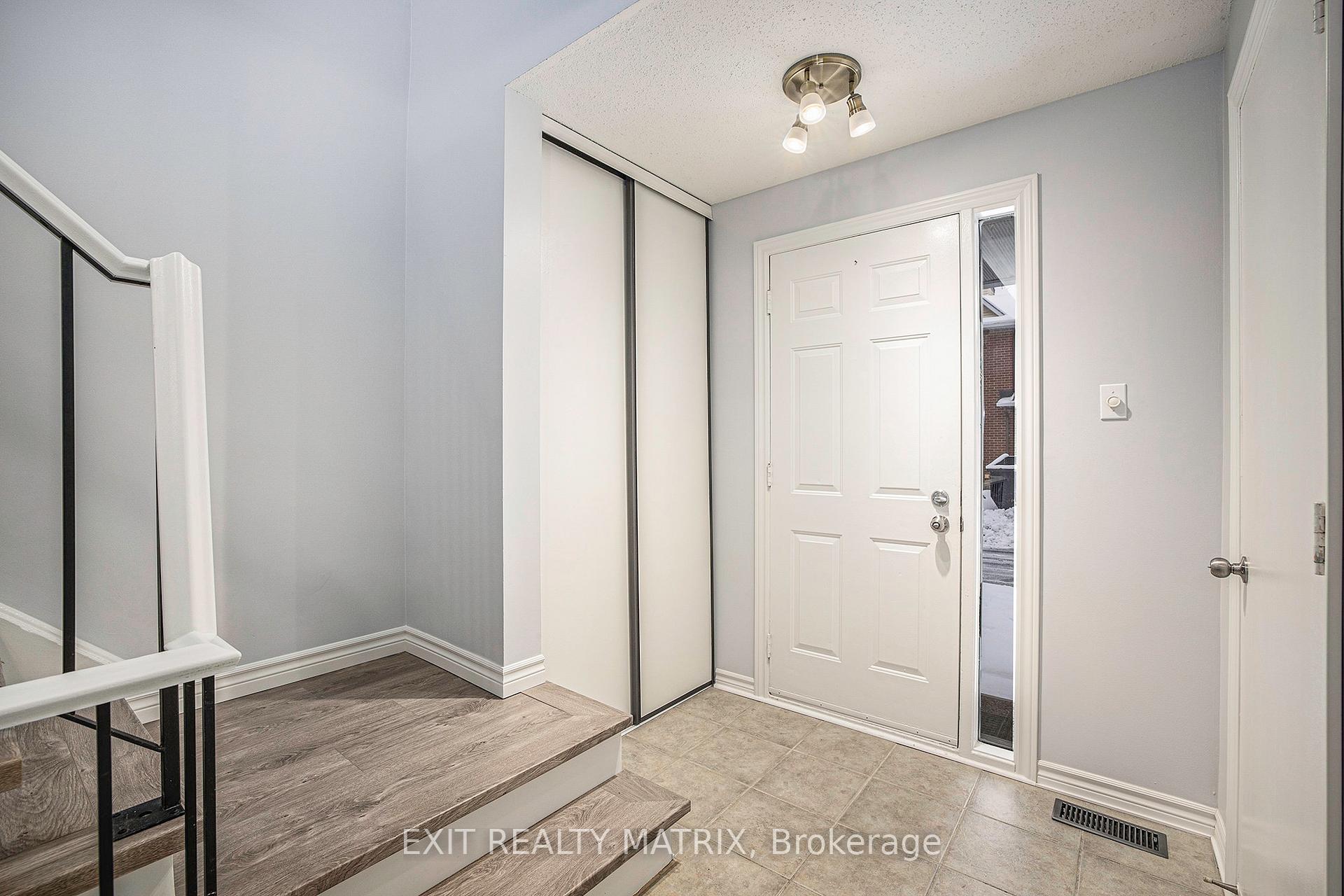Photo 2 of 24 Oakhaven Private, Ottawa, Overbrook/Castle Heights — HOMEH