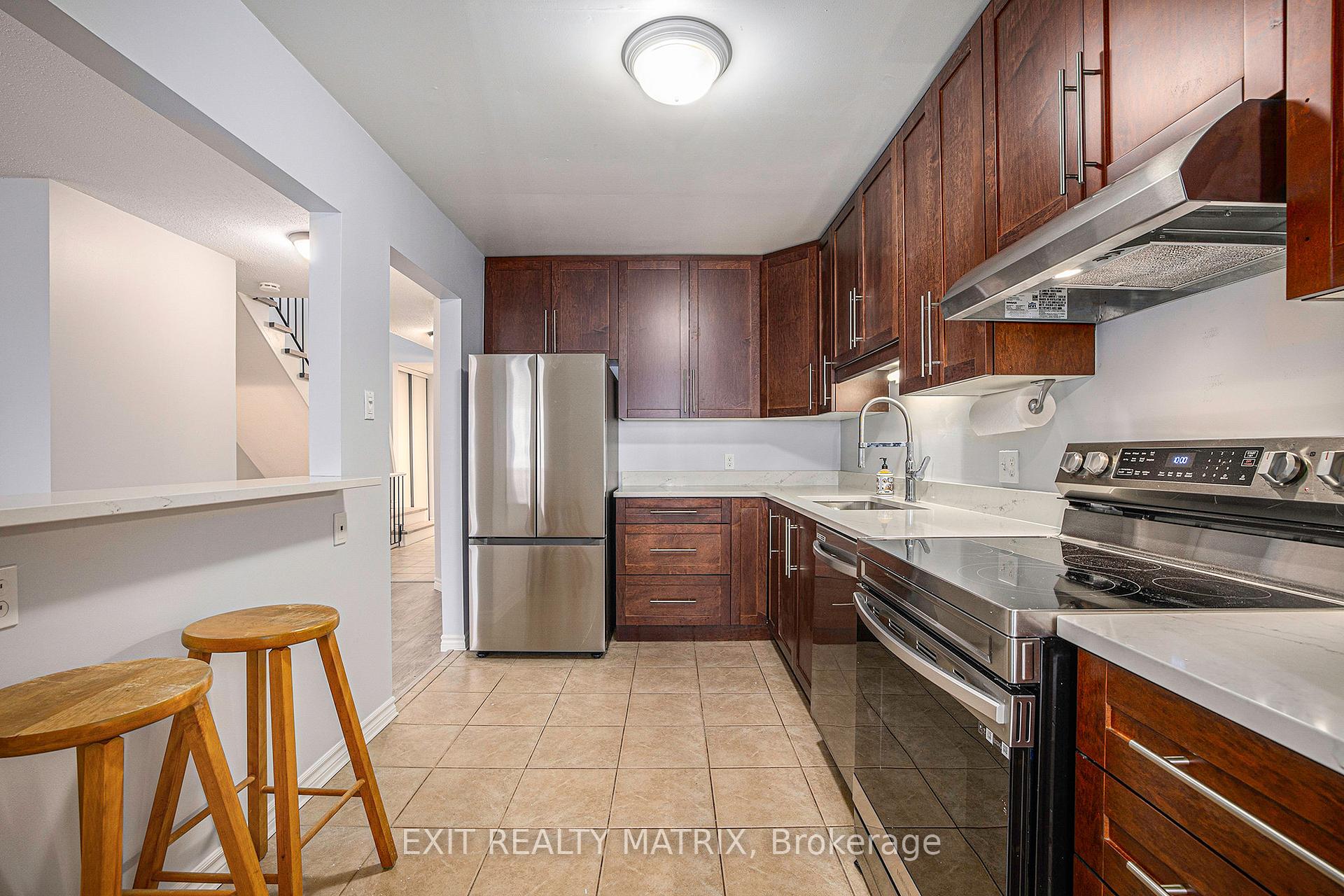 Photo 3 of 24 Oakhaven Private, Ottawa, Overbrook/Castle Heights — HOMEH