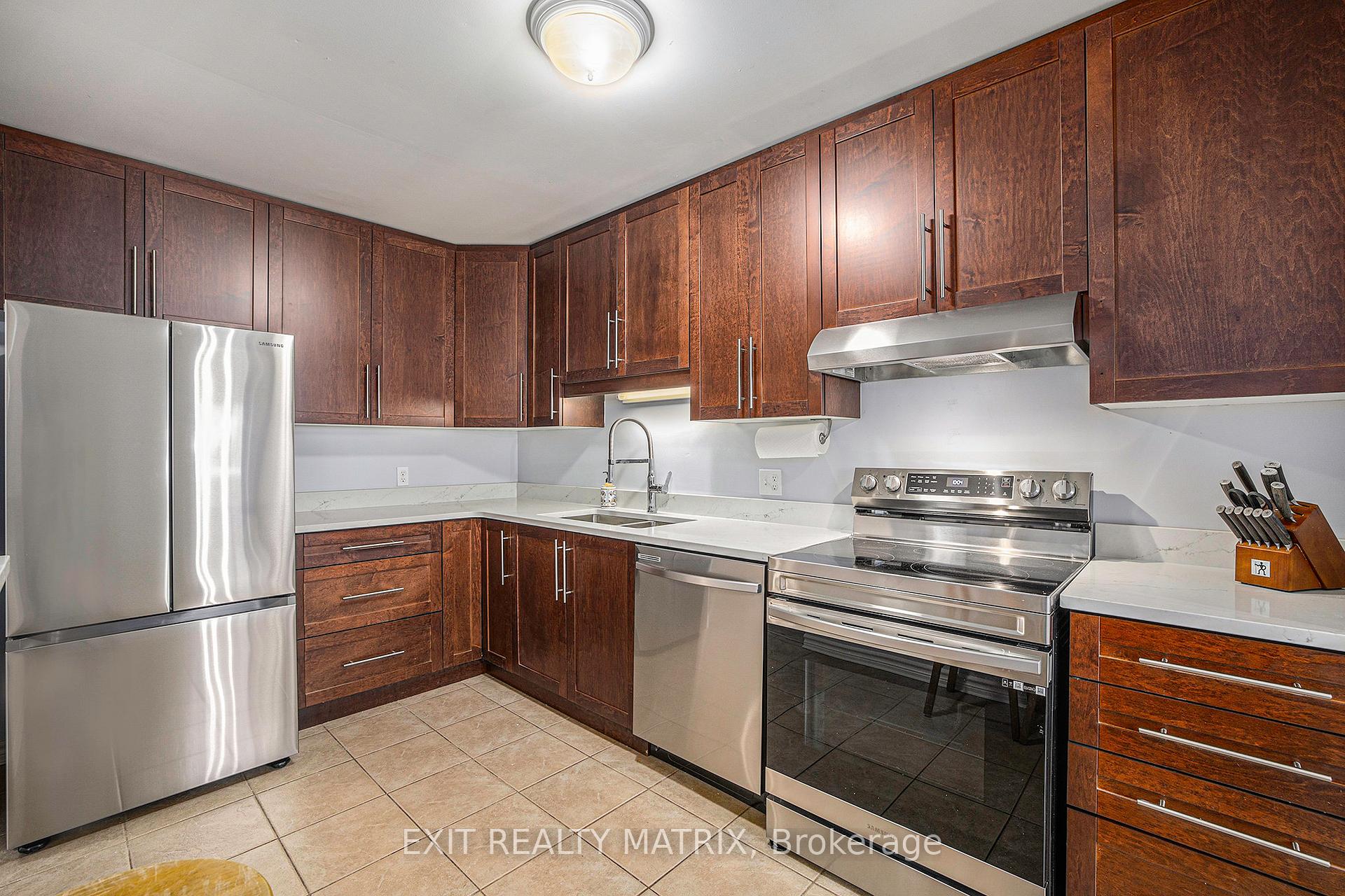 Photo 4 of 24 Oakhaven Private, Ottawa, Overbrook/Castle Heights — HOMEH