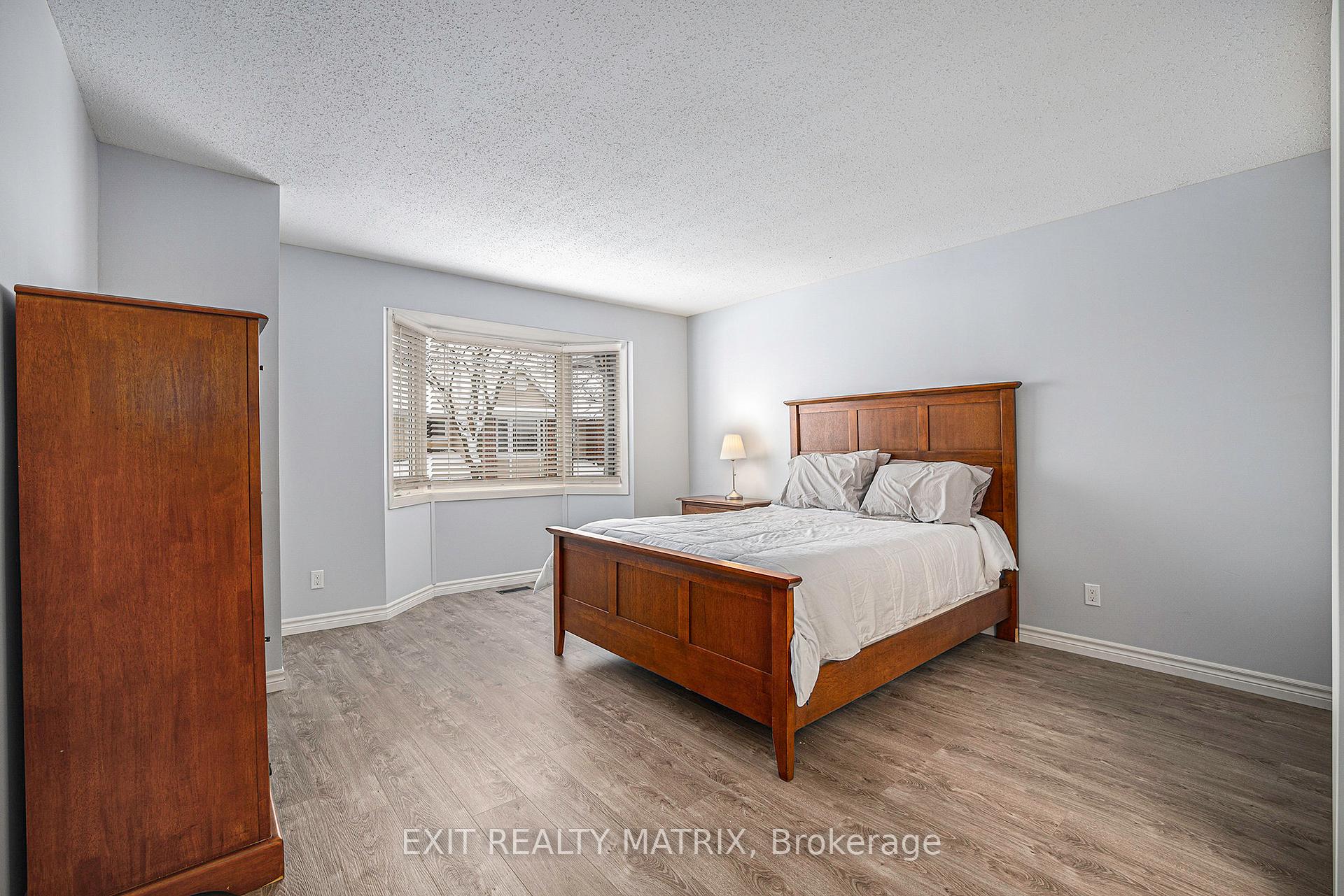 Photo 9 of 24 Oakhaven Private, Ottawa, Overbrook/Castle Heights — HOMEH