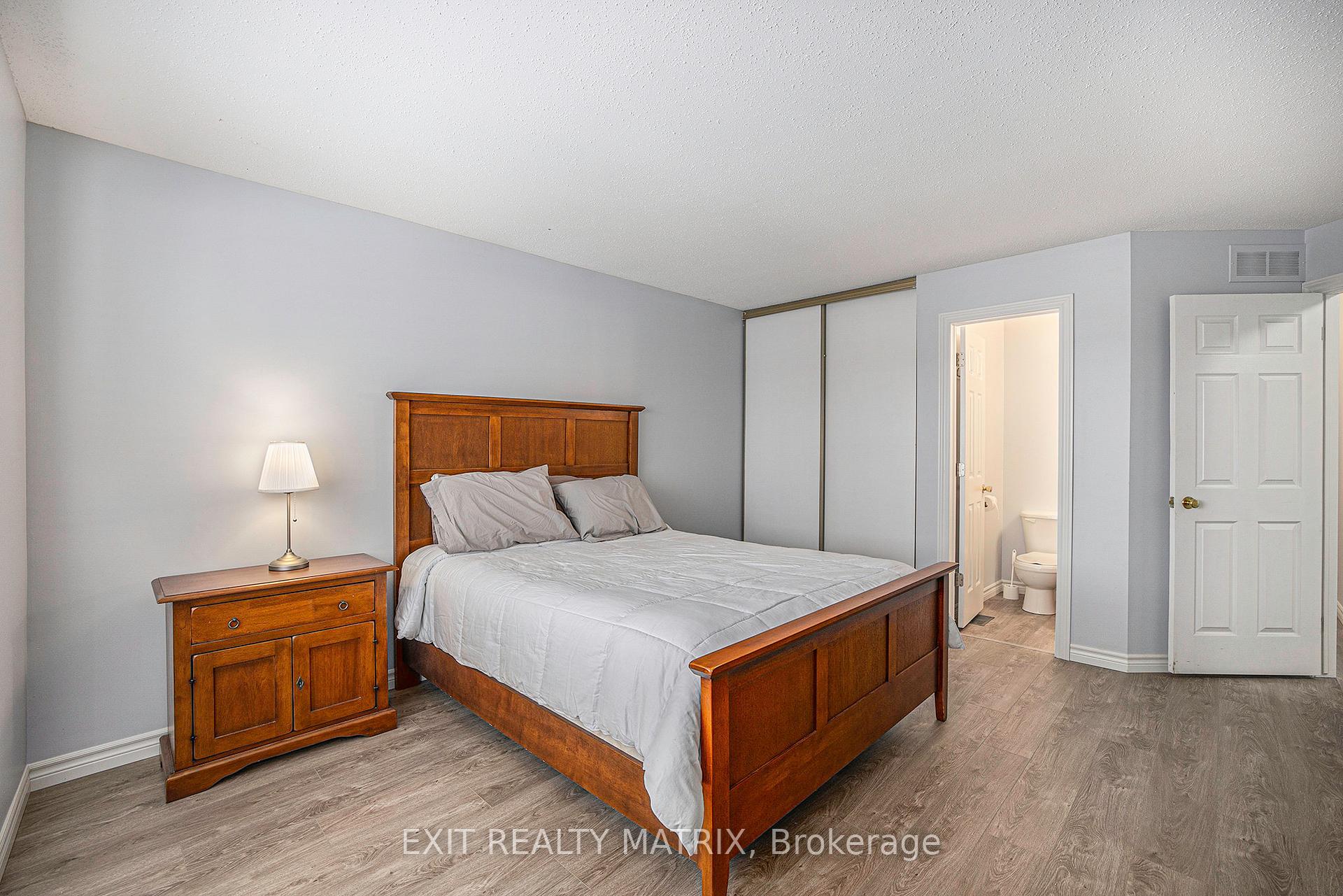 Photo 10 of 24 Oakhaven Private, Ottawa, Overbrook/Castle Heights — HOMEH