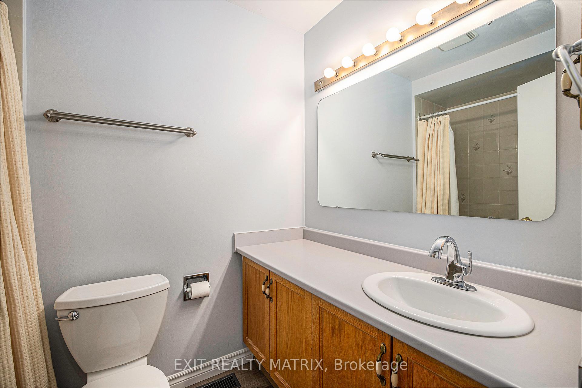 Photo 13 of 24 Oakhaven Private, Ottawa, Overbrook/Castle Heights — HOMEH