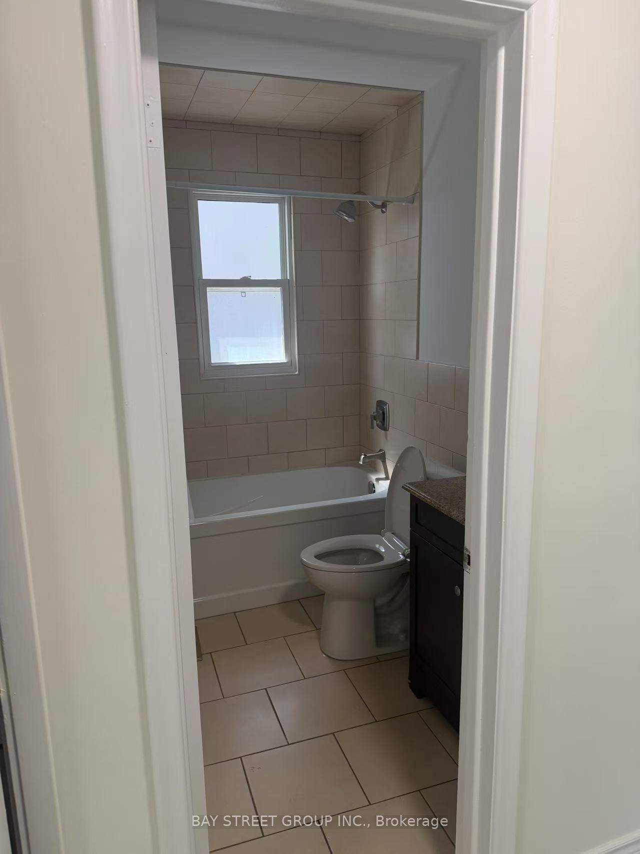 Photo 4 of 517 Lynett Crescent, Richmond Hill, Crosby — HOMEH