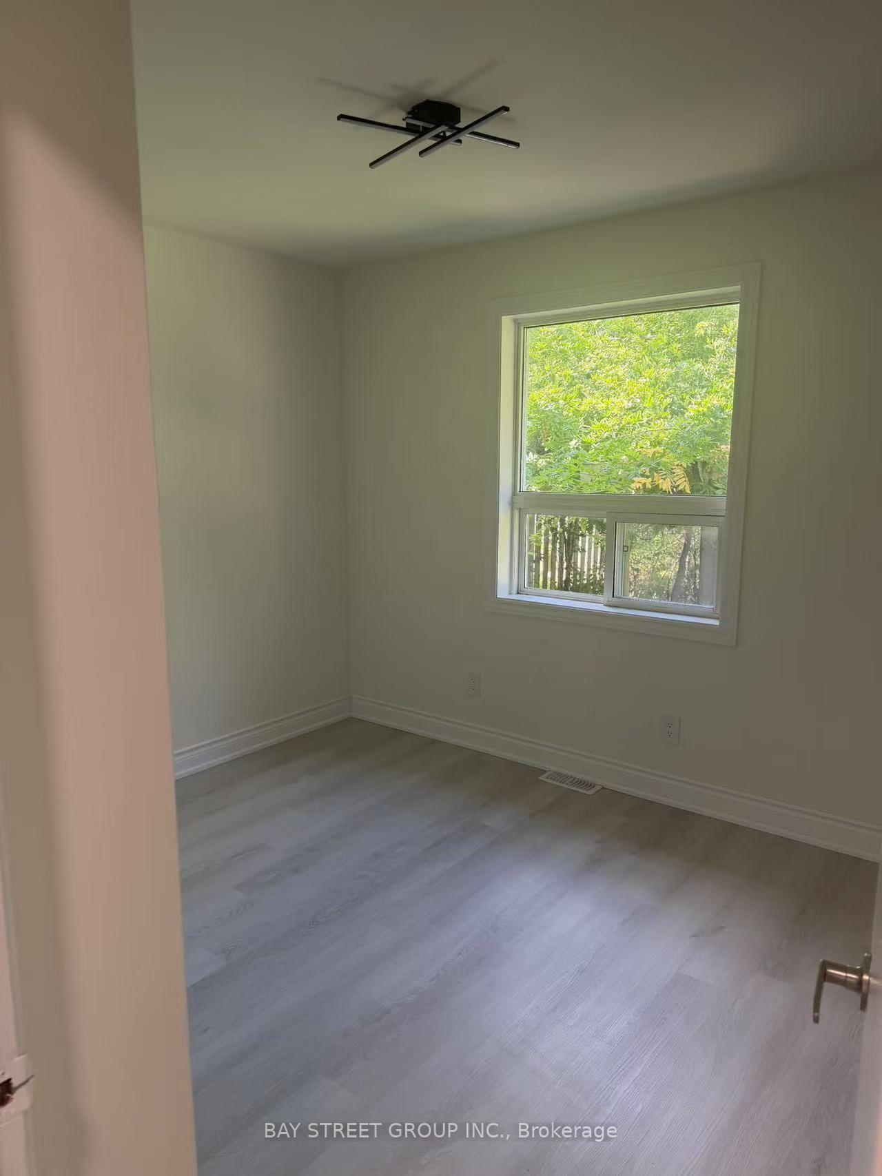 Photo 5 of 517 Lynett Crescent, Richmond Hill, Crosby — HOMEH
