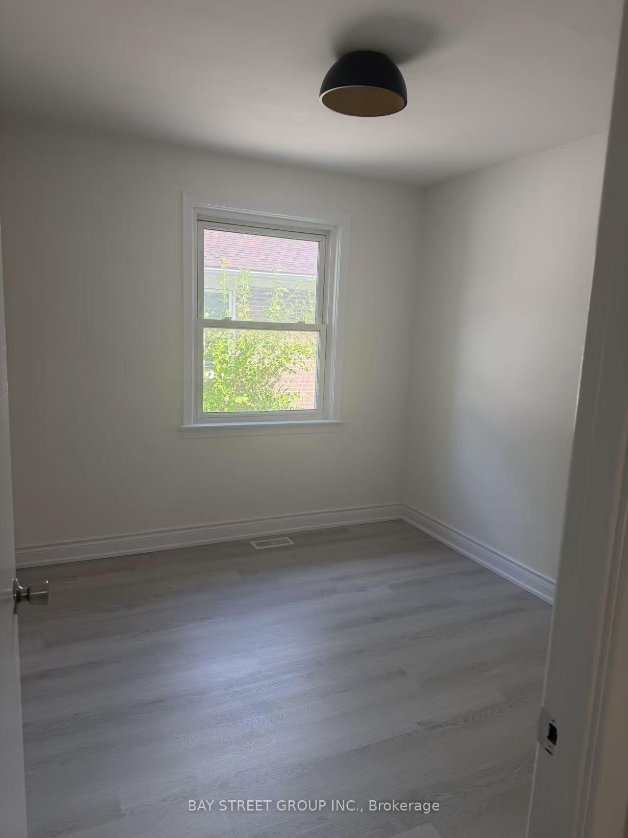 Photo 7 of 517 Lynett Crescent, Richmond Hill, Crosby — HOMEH