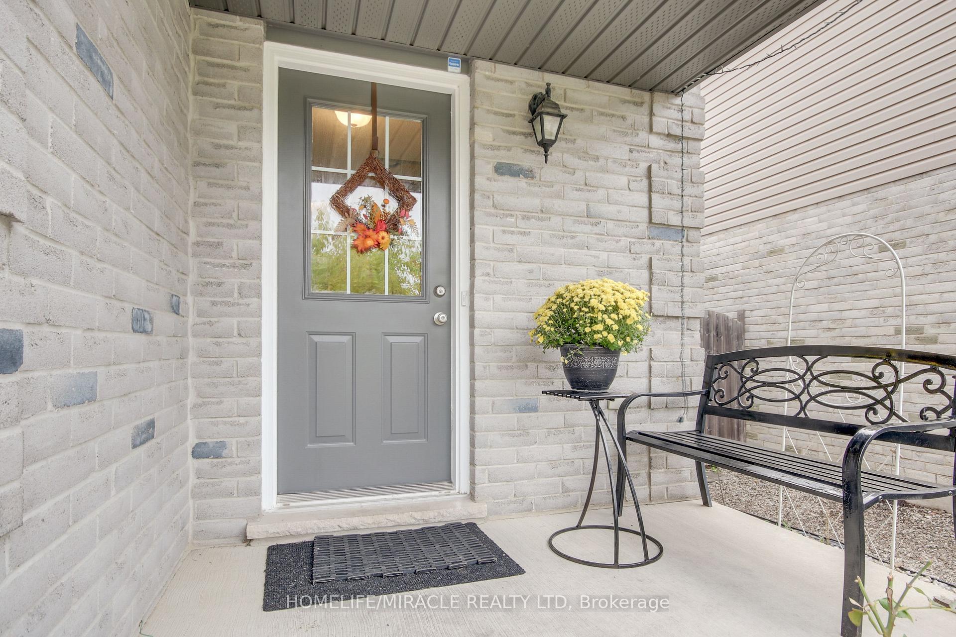 Photo 2 of 1827 Bloom Crescent, London, North C — HOMEH